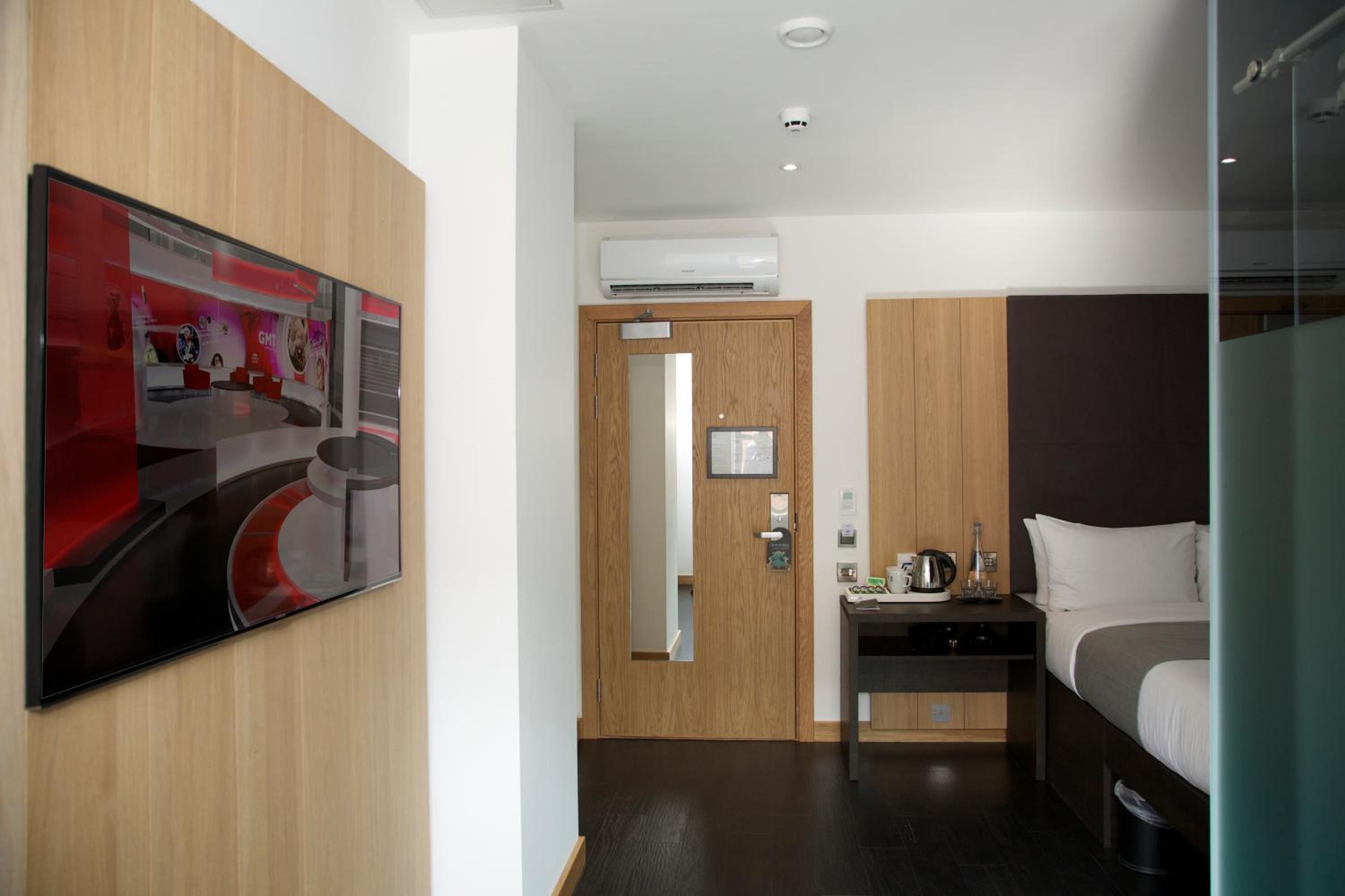 Queen Room - Disability Access photo 2