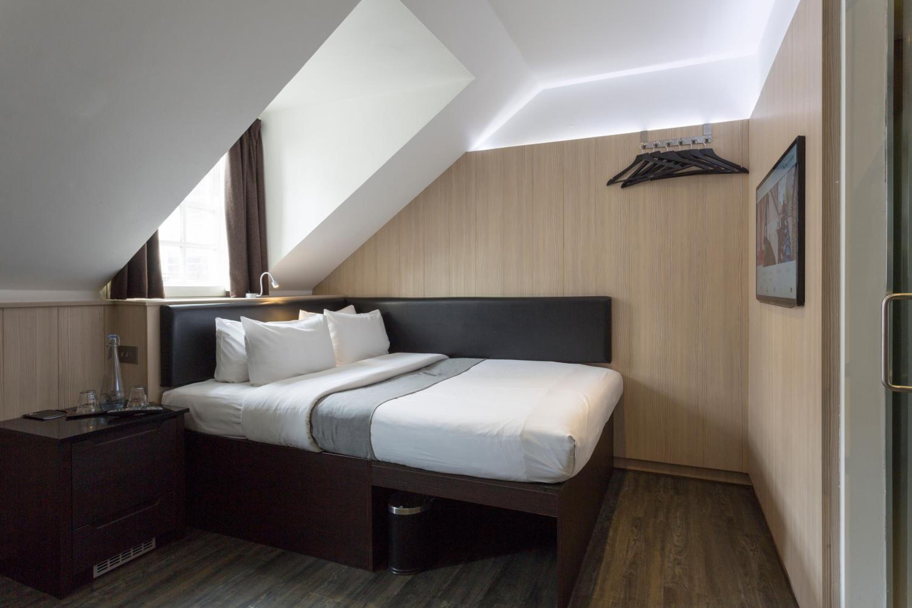 Queen Room - Disability Access photo 2