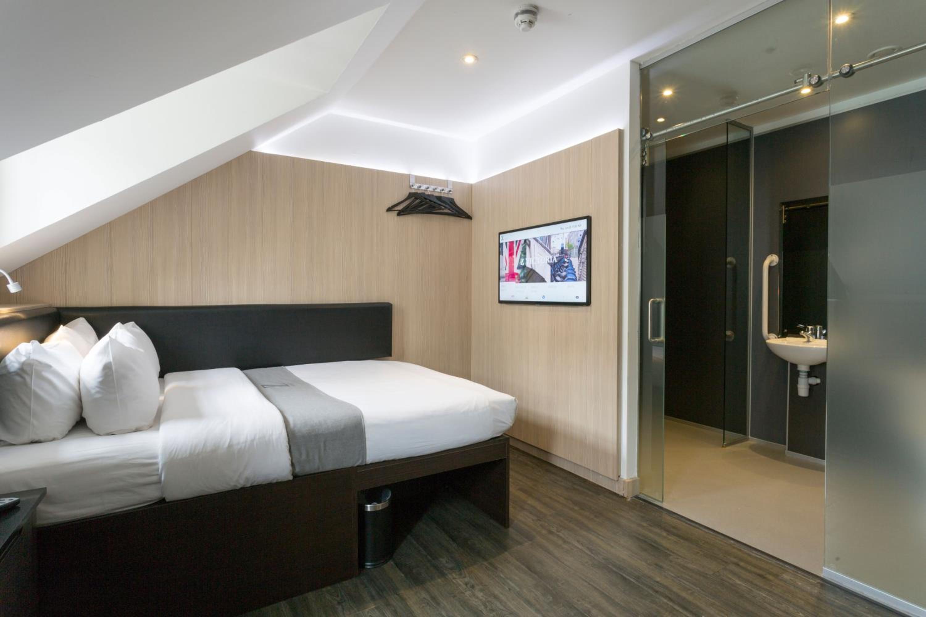 Queen Room - Disability Access photo 1