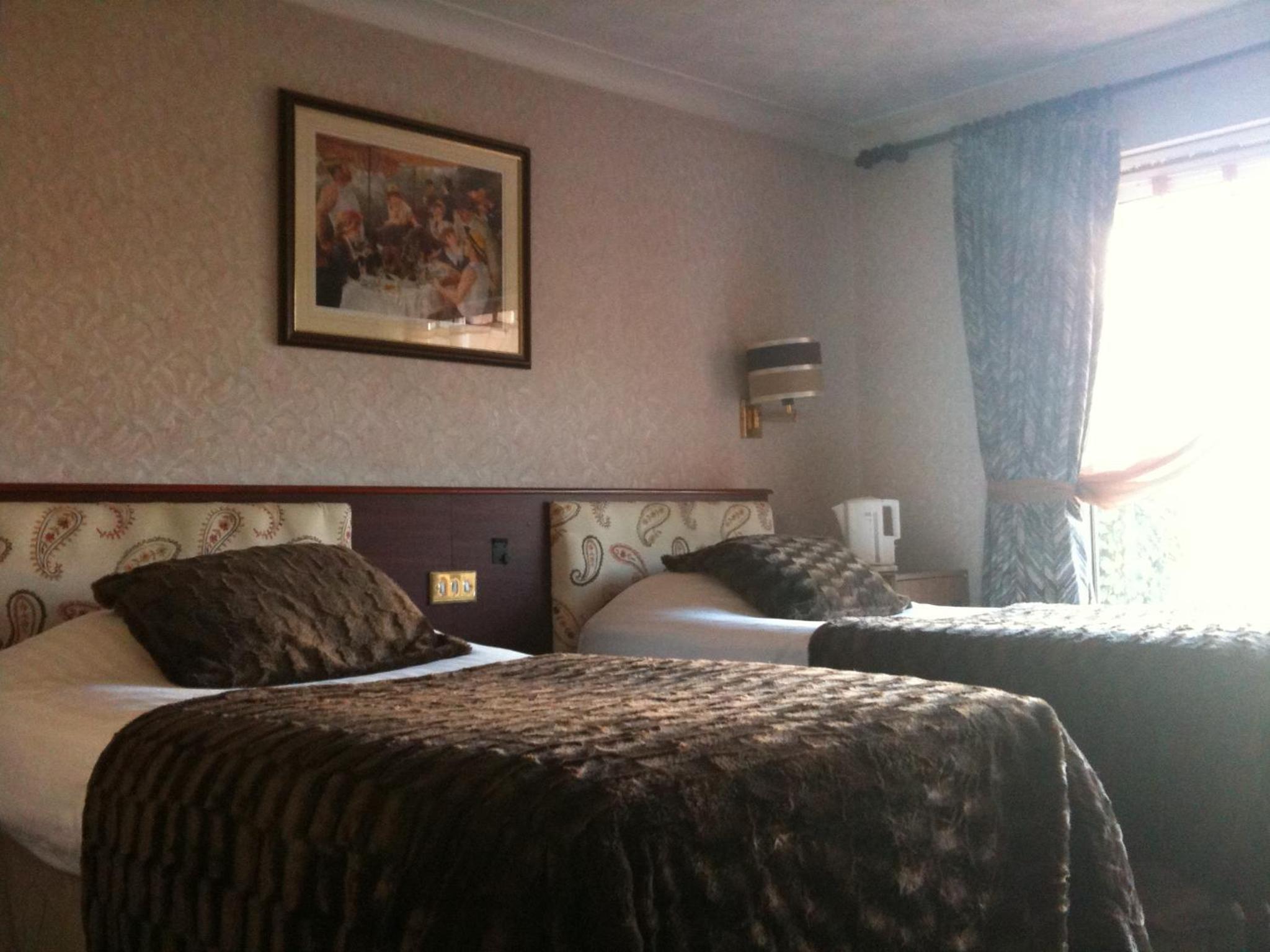 Standard Twin Room with Bath and Shower photo 2