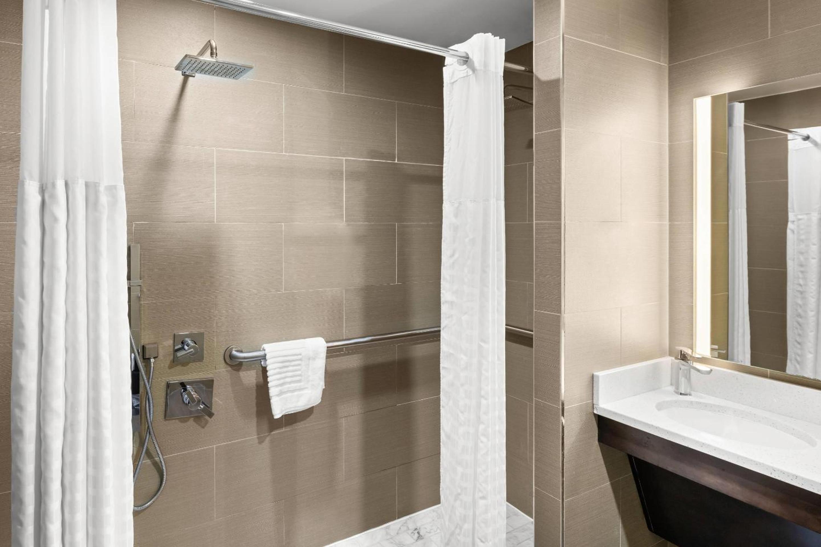 Efficiency Queen Room - Disability Access/Non Smoking - Photo 2
