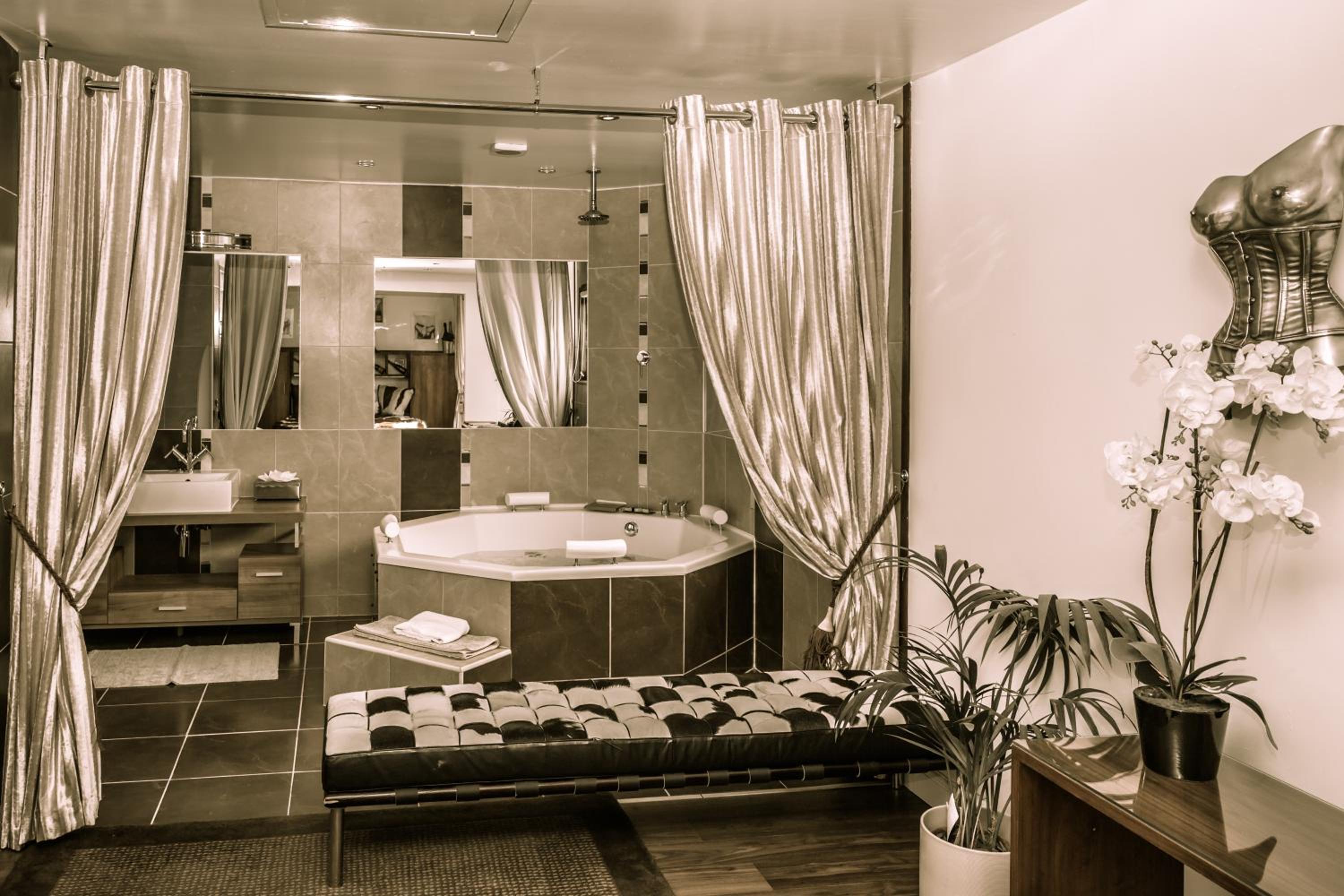 Luxury Suite with Spa Bath - Photo 2