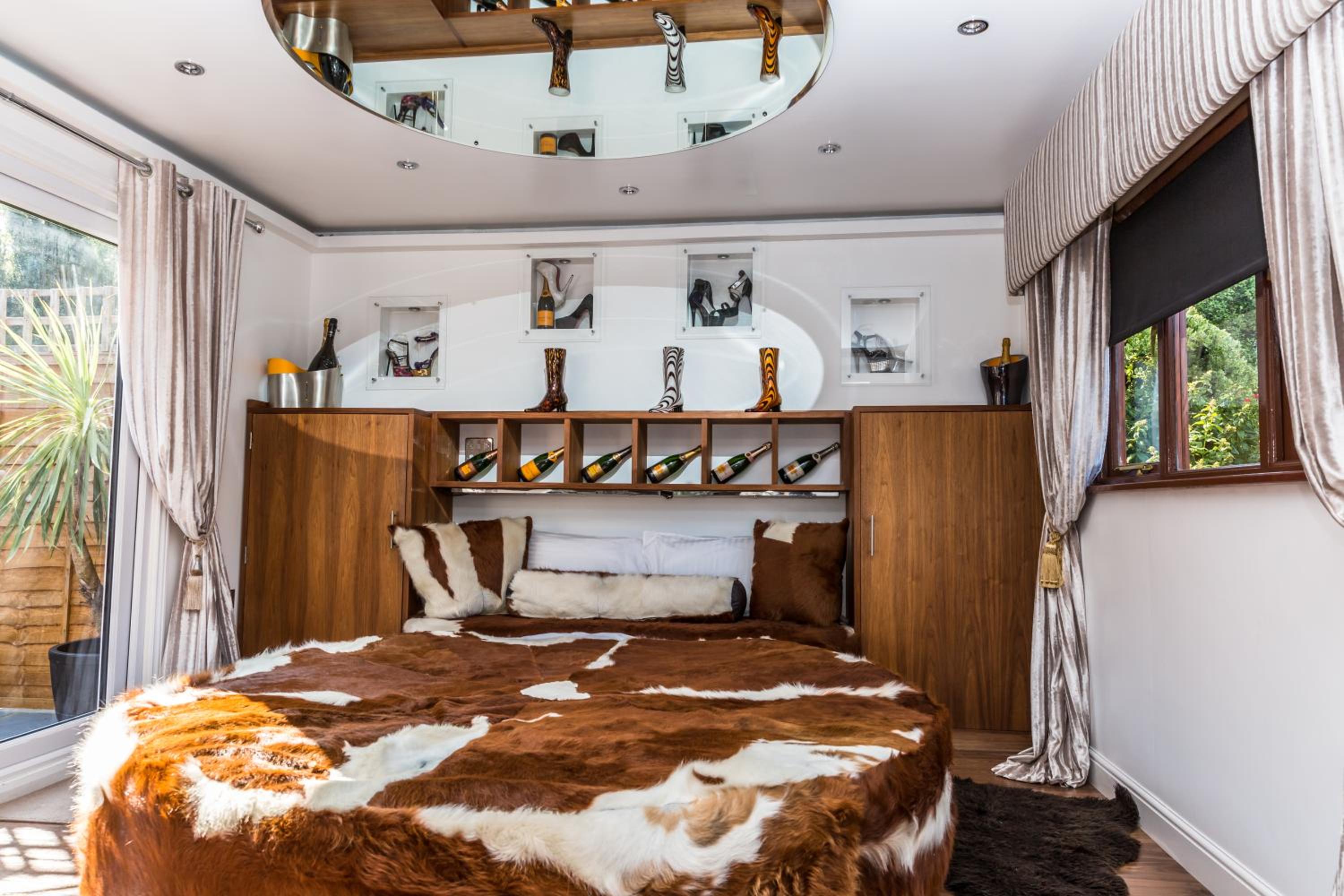 Luxury Suite with Spa Bath - Photo 3