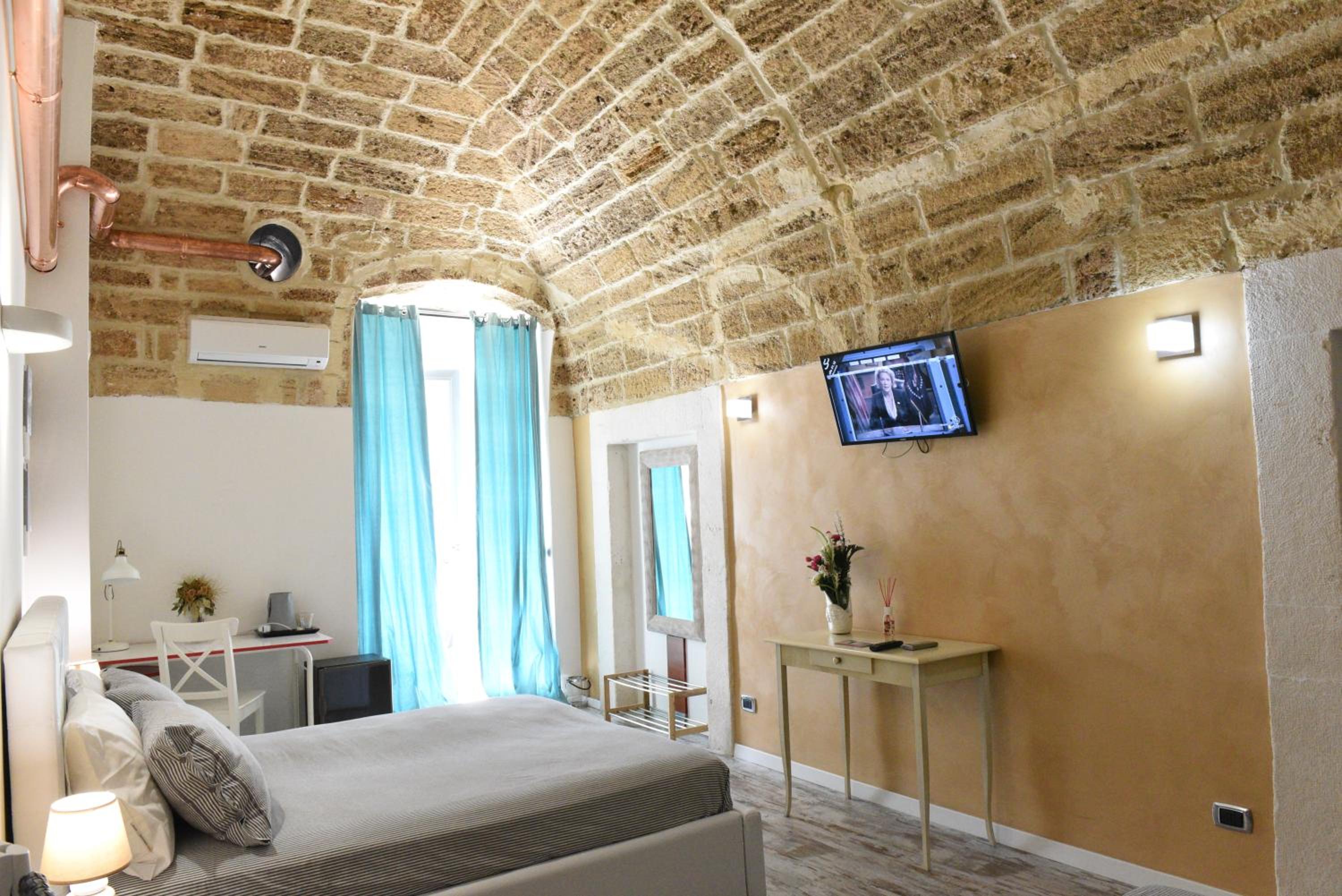 Large Double Room - Photo 1