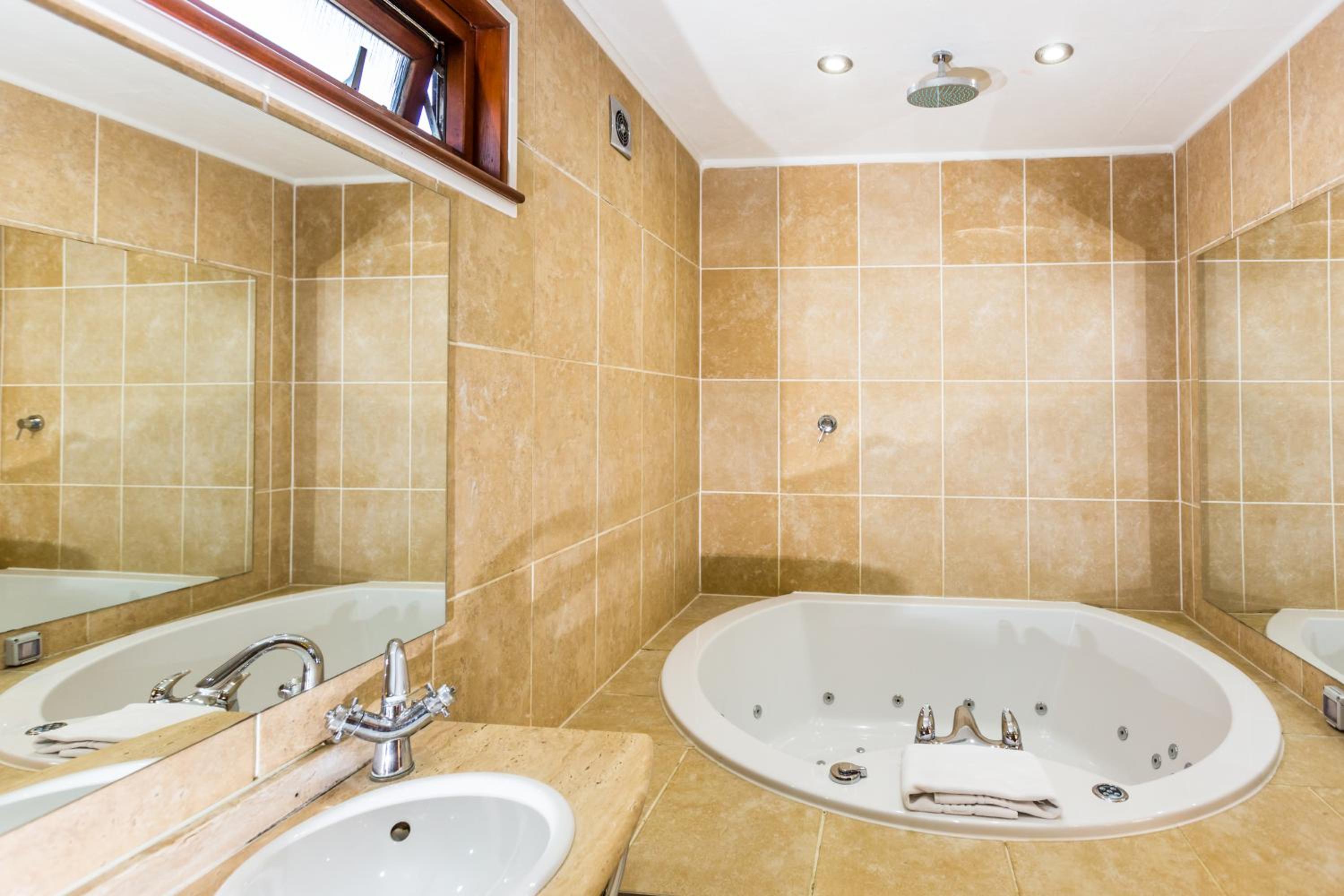 Suite with Spa Bath - Photo 6