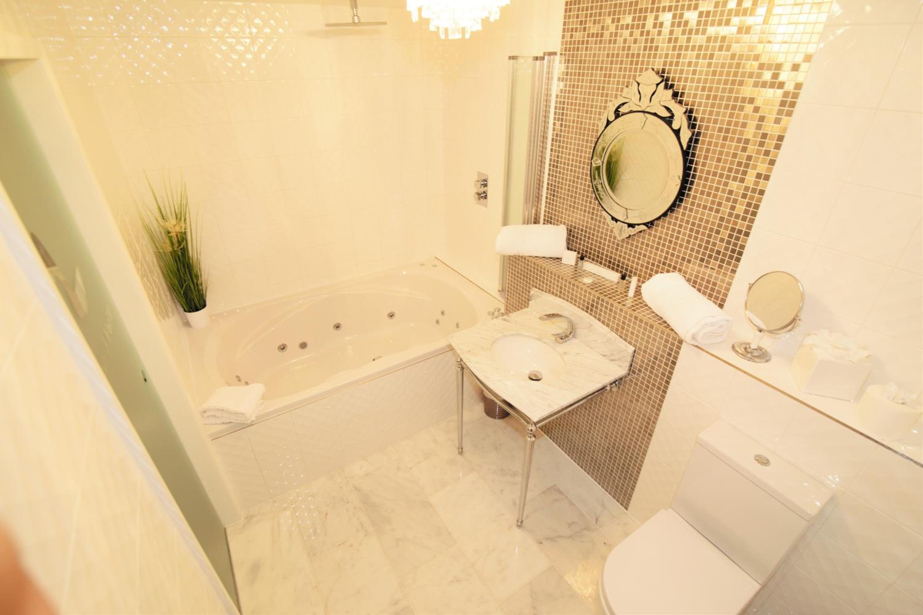 Double Room with Whirlpool - Photo 2