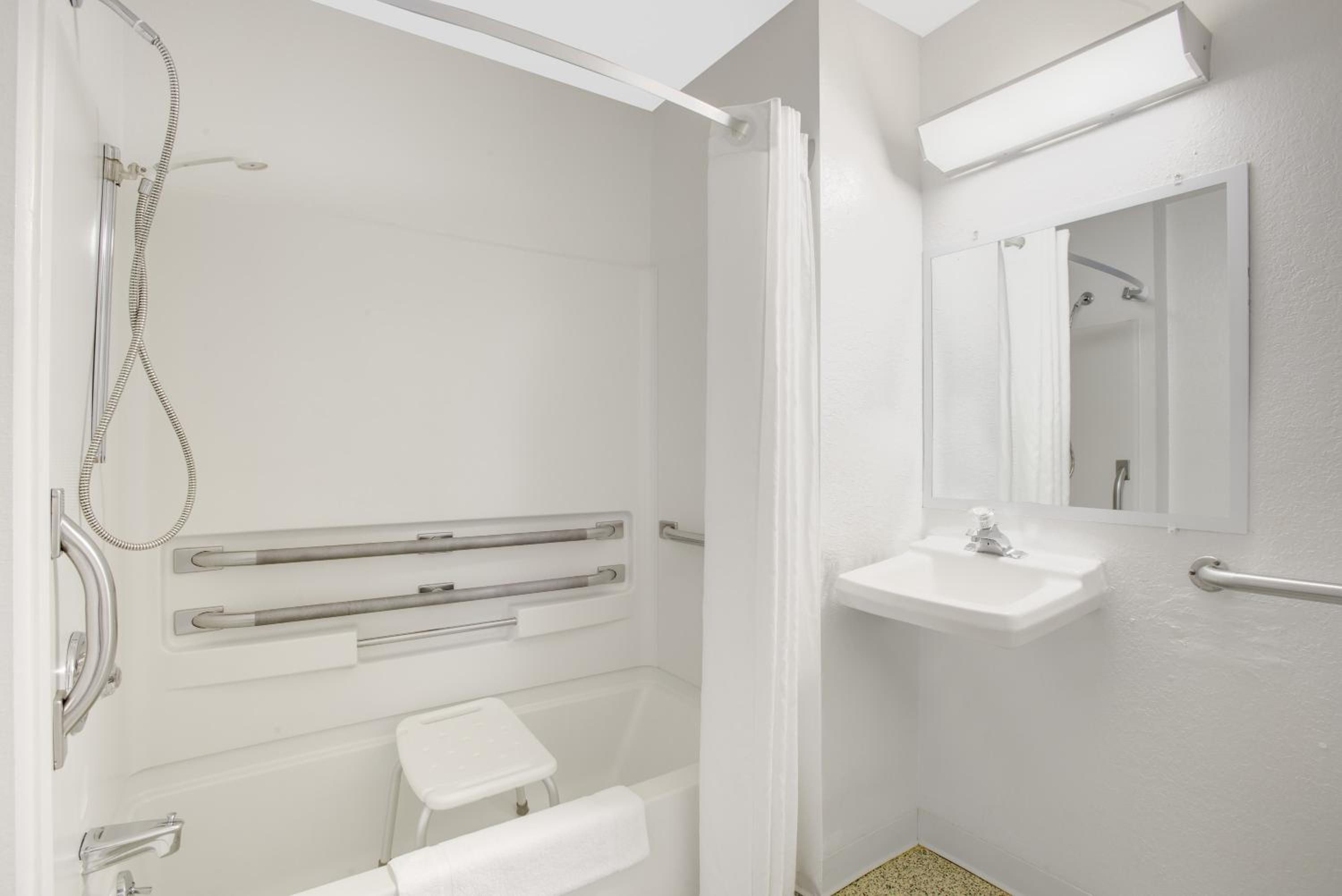 Double Room with Bath Tub - Mobility/Hearing Accessible - Non-Smoking - Photo 4