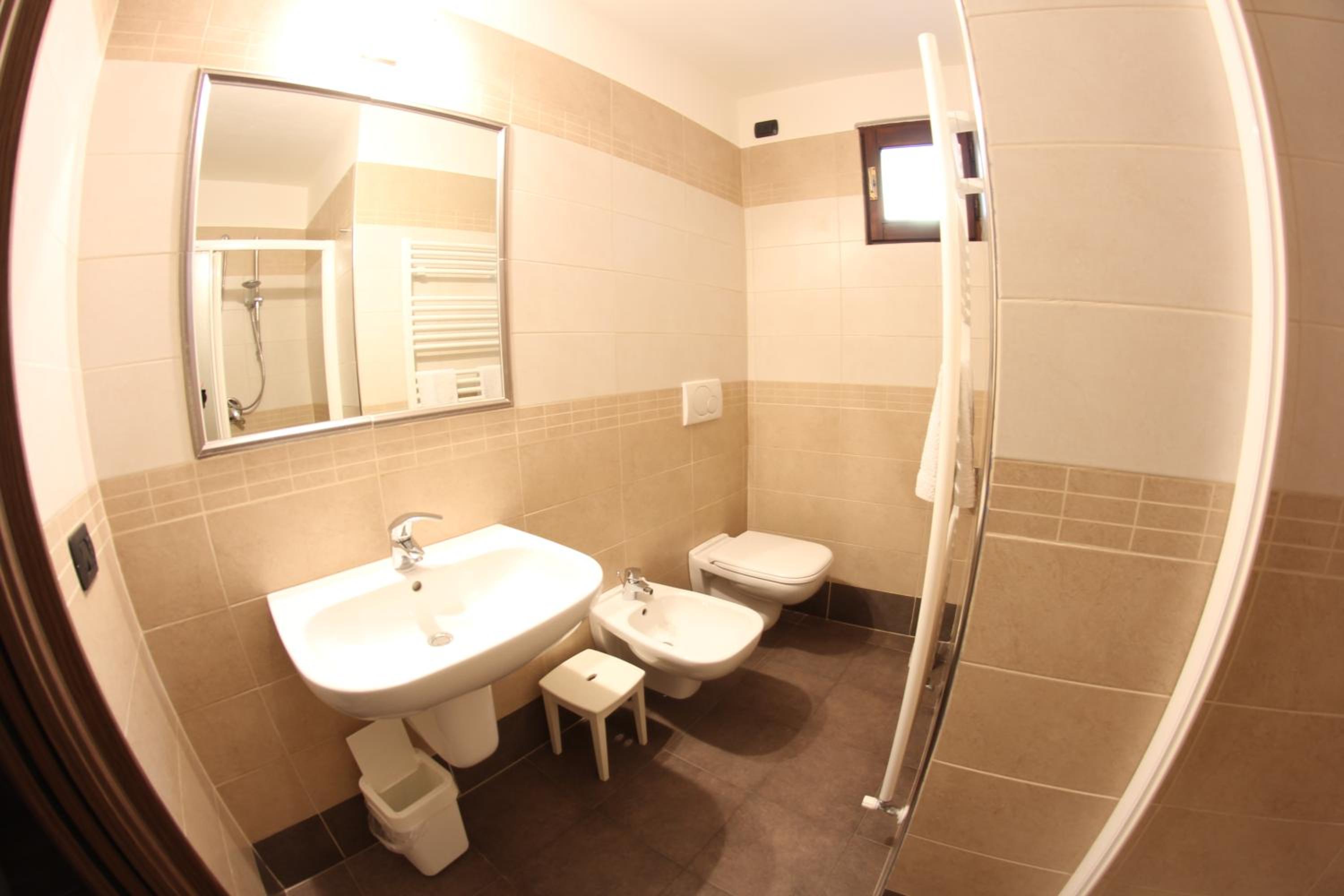 Double Room with Private Bathroom - Photo 4