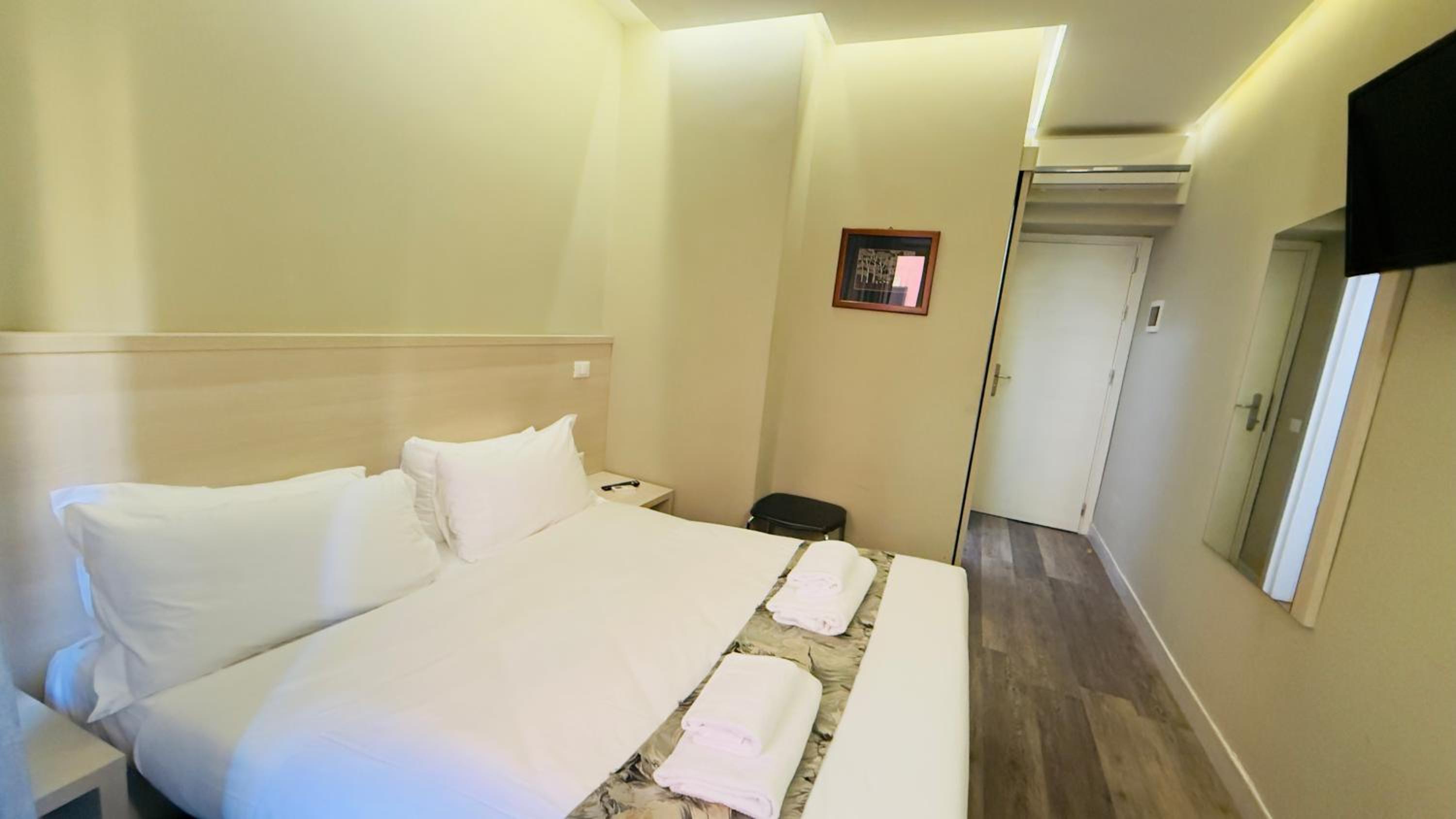 Budget Double Room photo 3