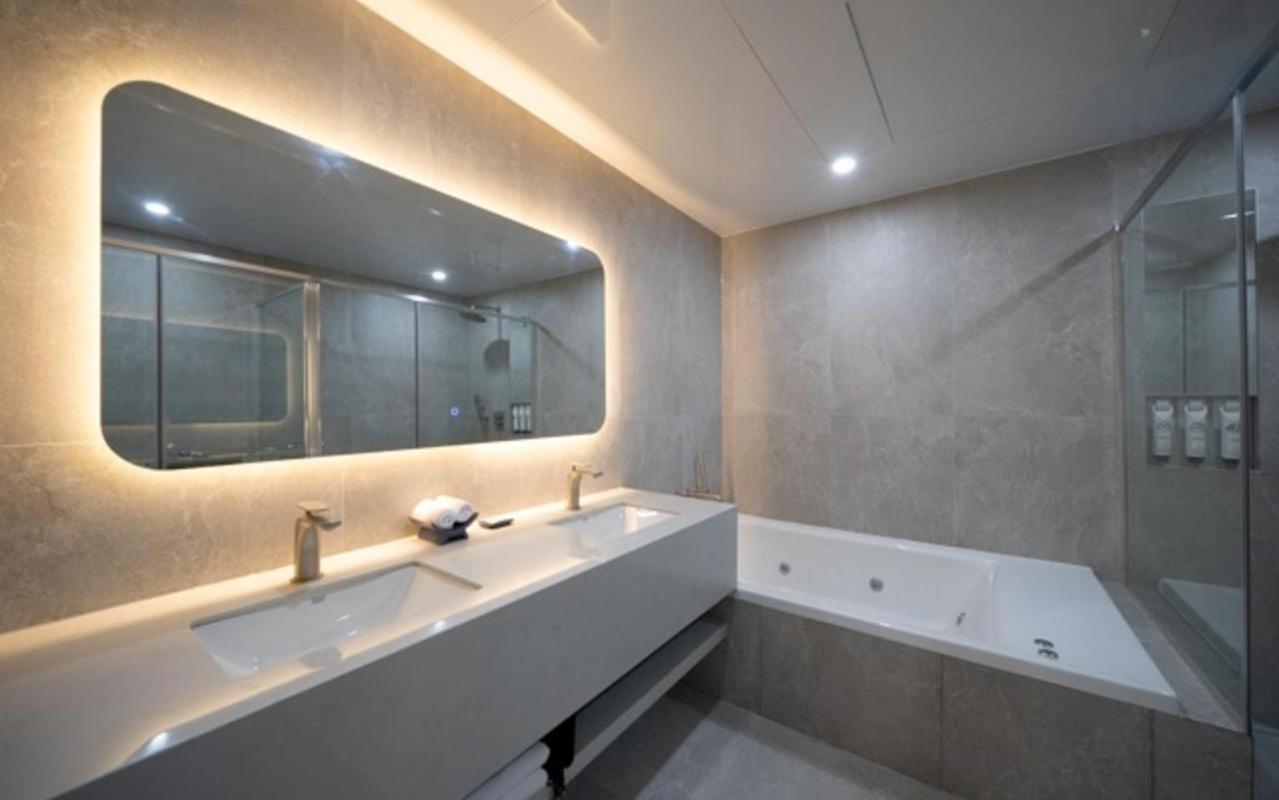 VIP Premium Twin Rooftop – Pool Access