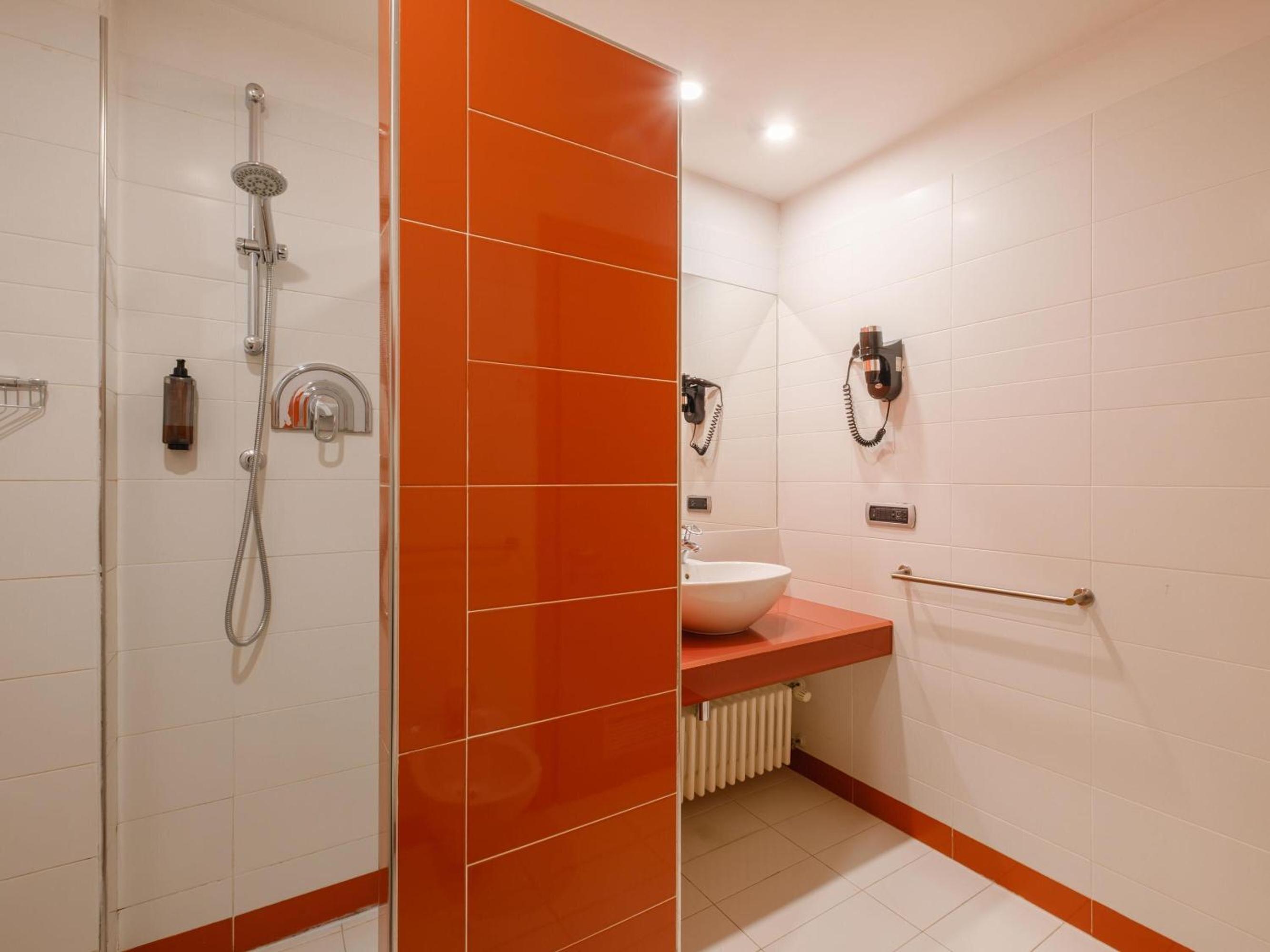Twin Room - Photo 3