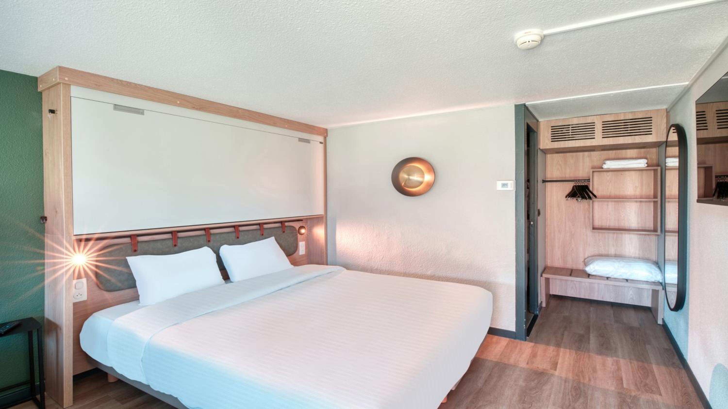 Standard Queen Room with One Bunk Bed - Photo 5