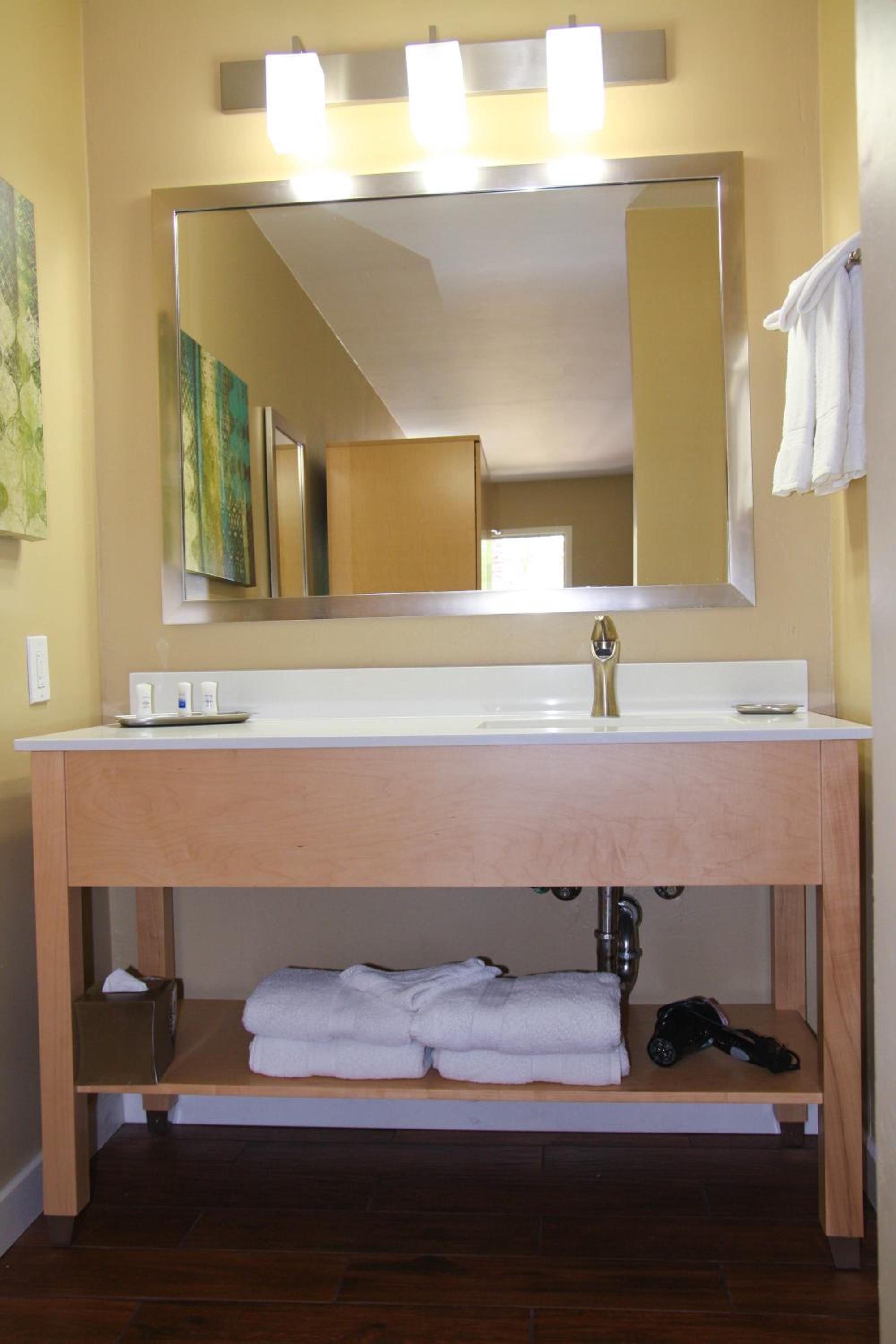 Queen Room with Two Queen Beds - Non-Smoking - Photo 6