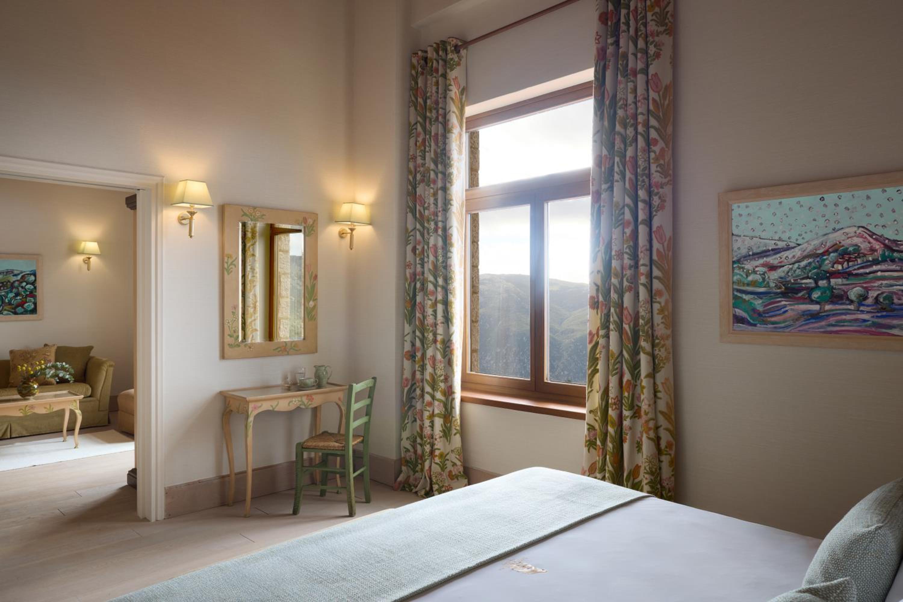 Deluxe Suite with Mountain View