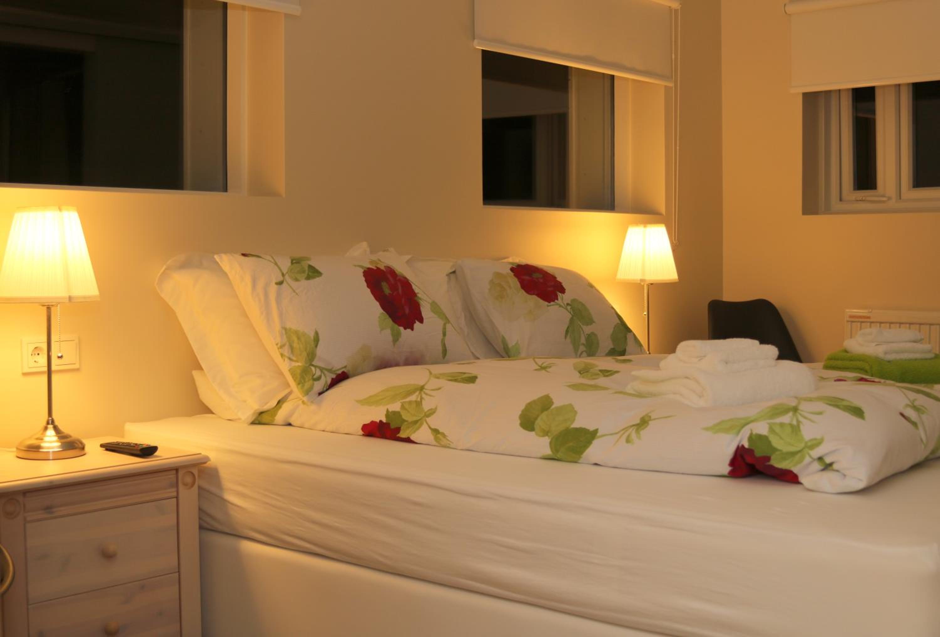 Double or Twin Room with Private Bathroom - Photo 8