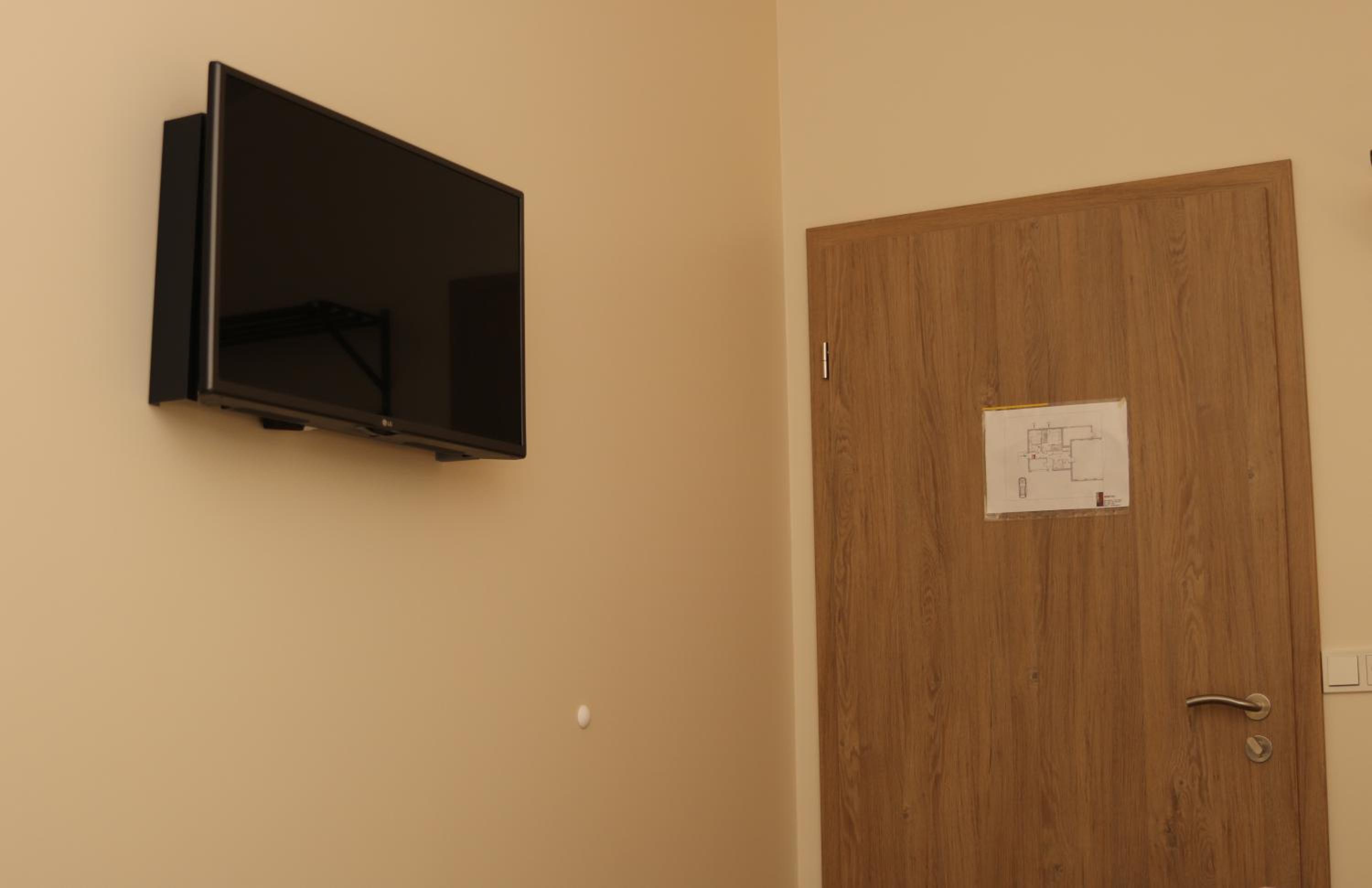 Double or Twin Room with Private Bathroom - Photo 13