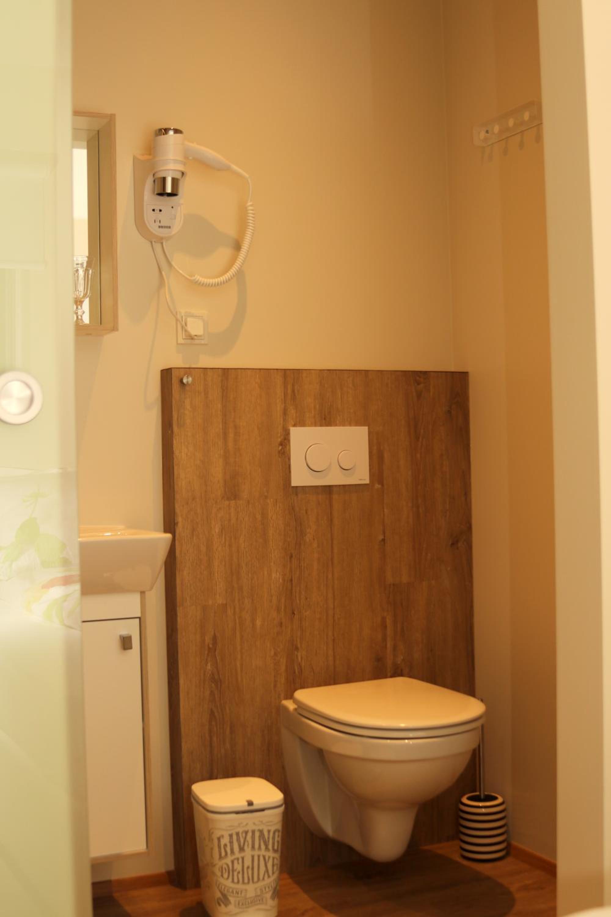 Double or Twin Room with Private Bathroom - Photo 16
