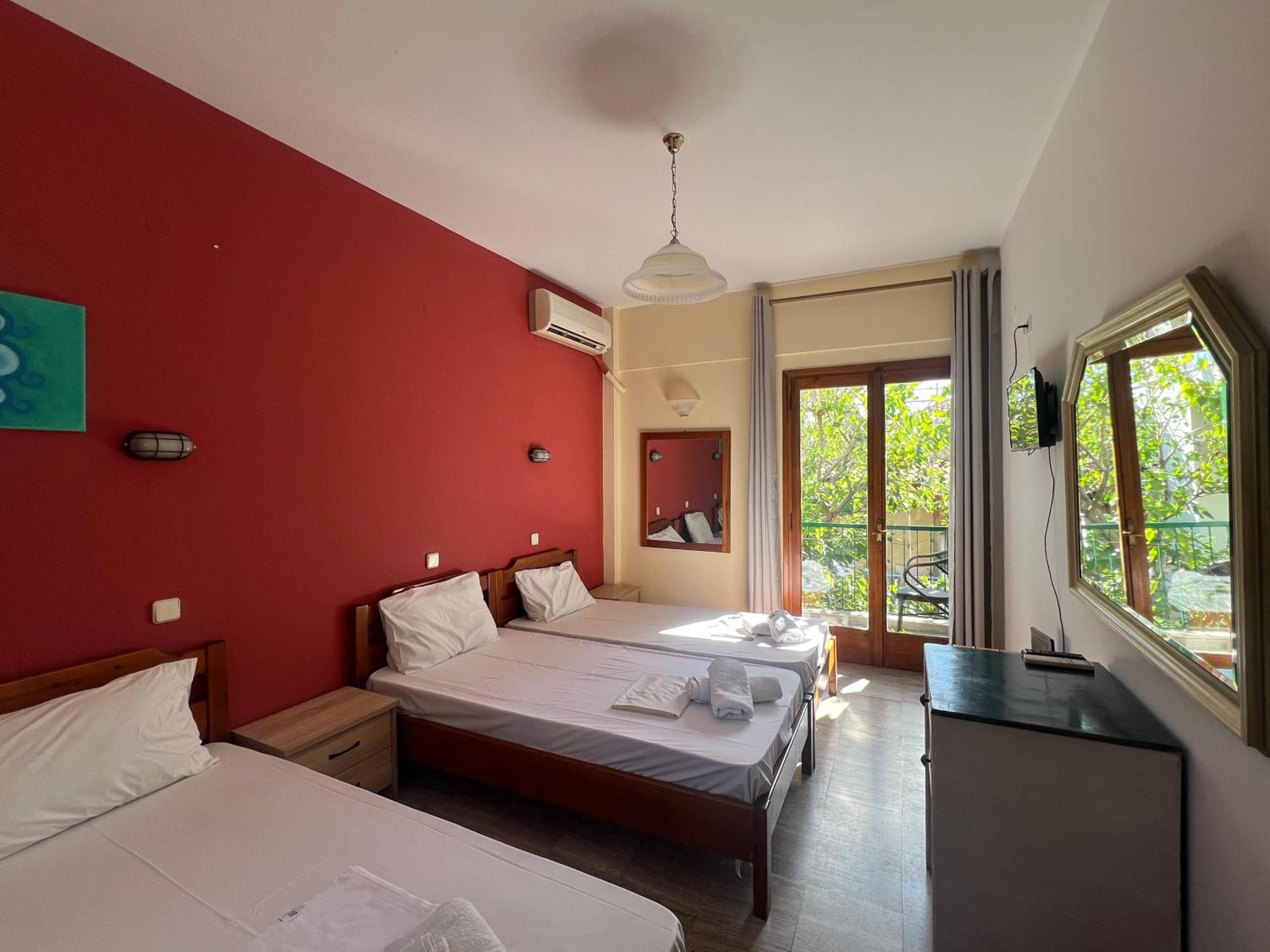 Habitación Triple con Vista al Jardín