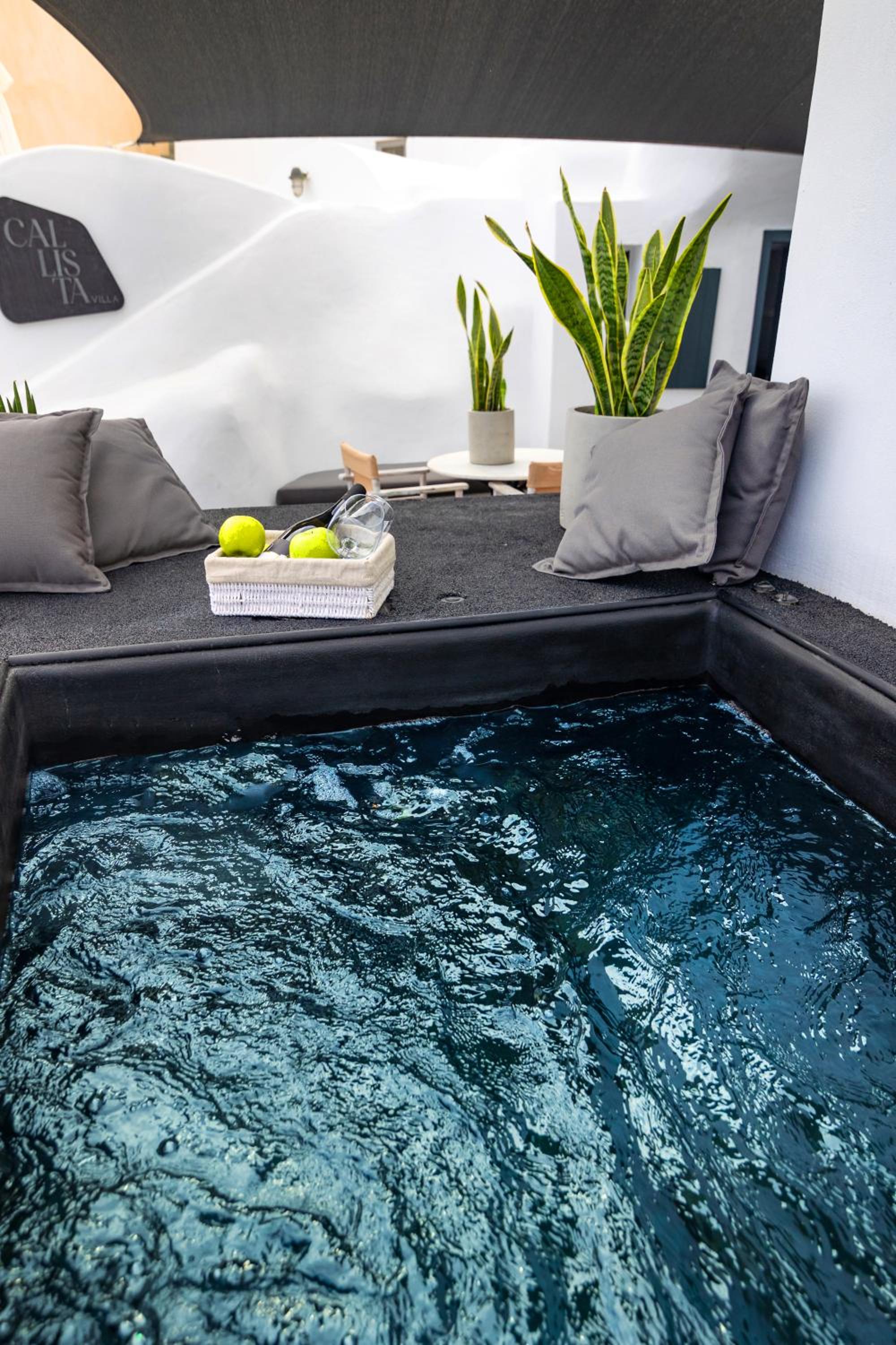  Callista Two Bedroom Villa with Caldera View & Outdoor Jetted Tub 