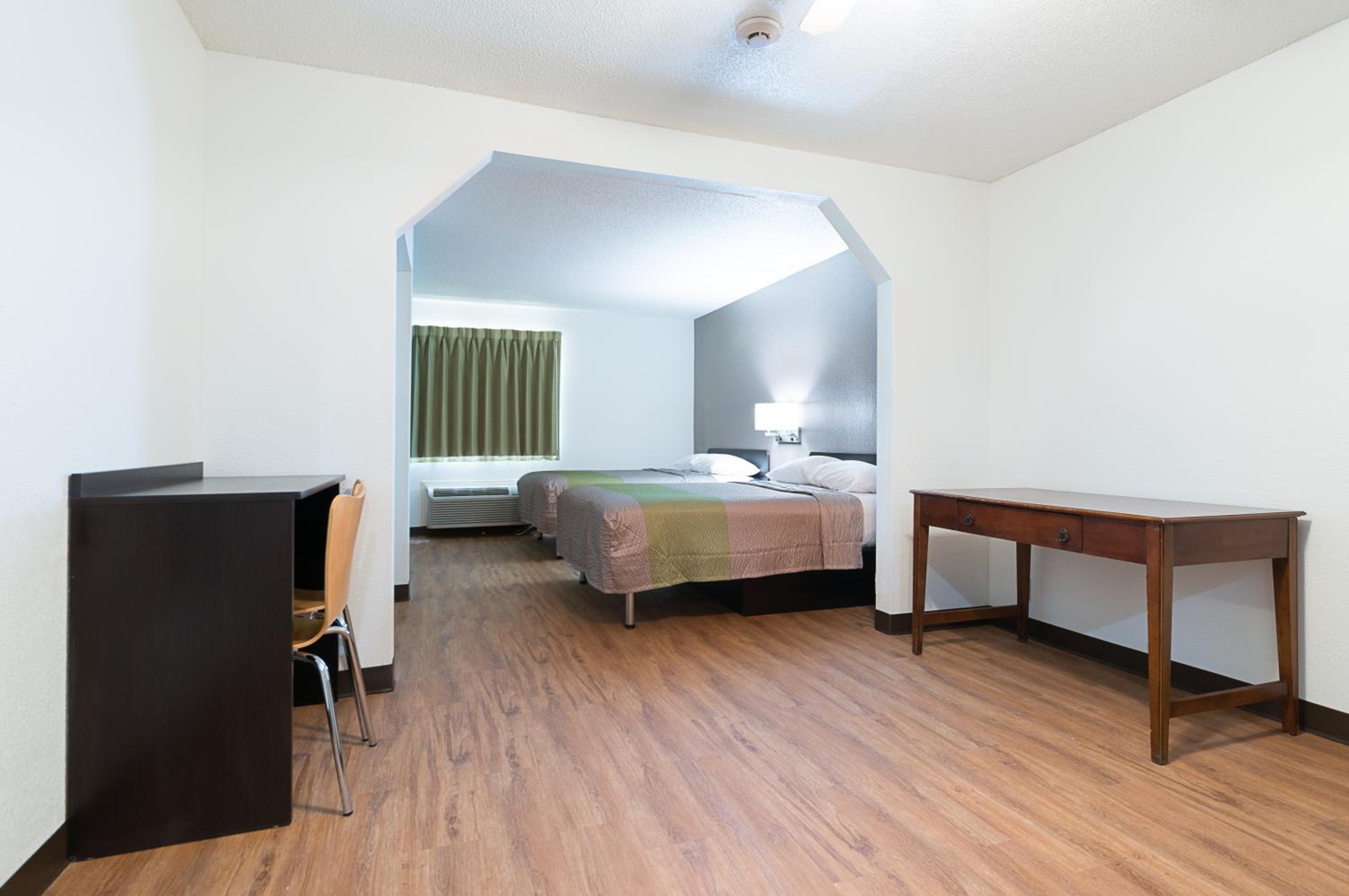 Deluxe Queen Room with Two Queen Beds - Non-Smoking photo 3