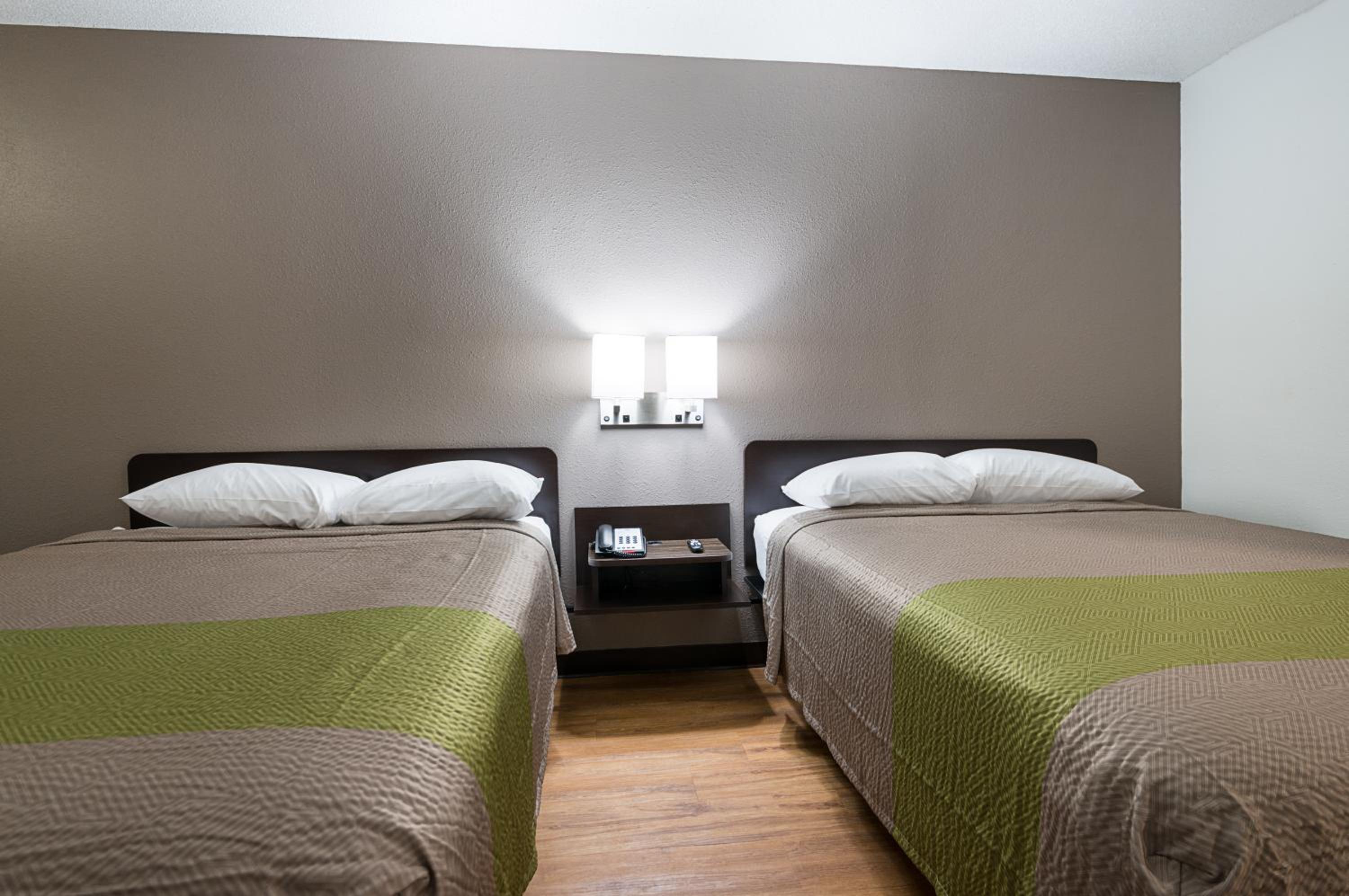 Deluxe Queen Room with Two Queen Beds - Non-Smoking photo 2