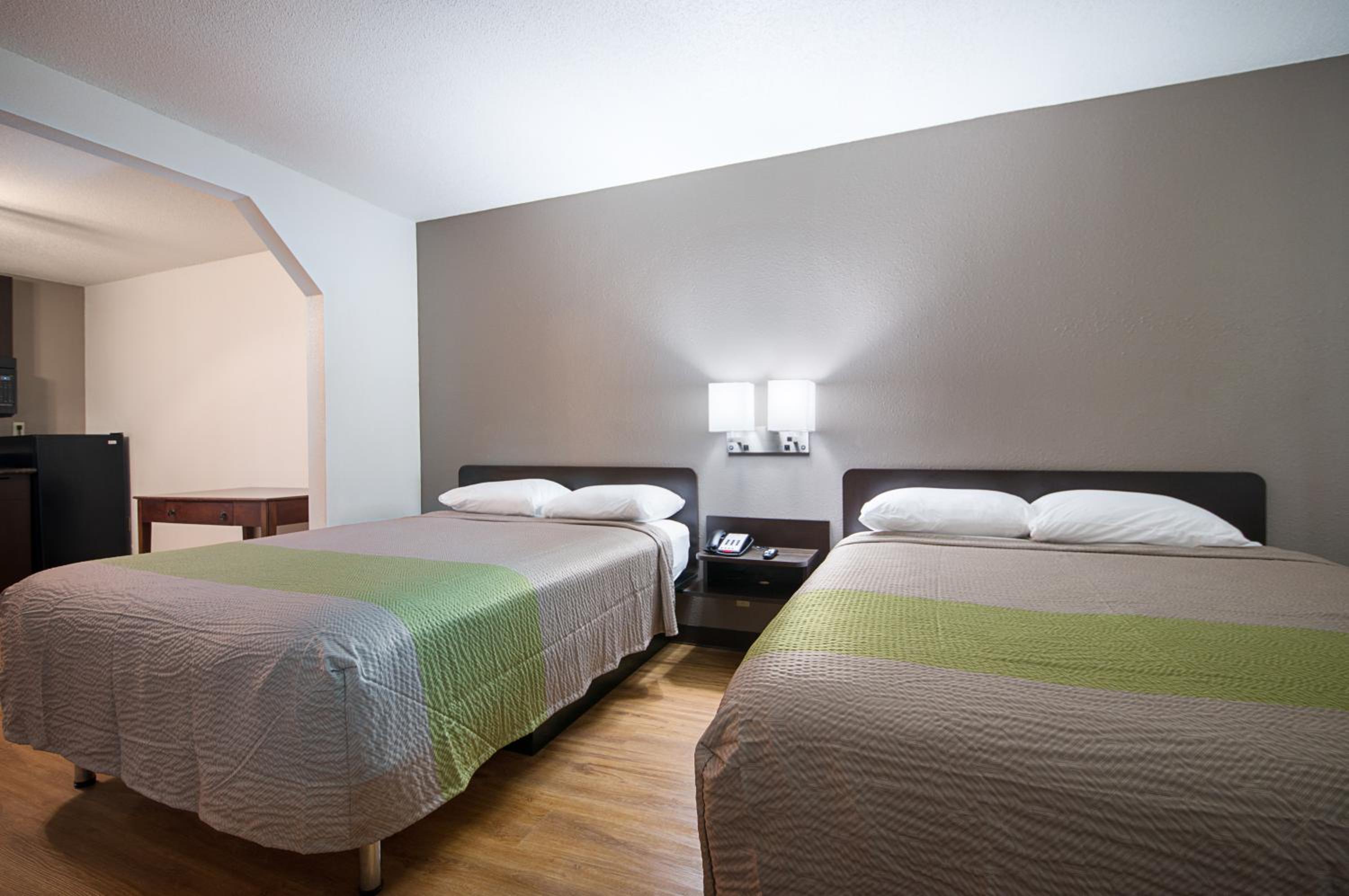Queen Room with Two Queen Beds - Smoking photo 3