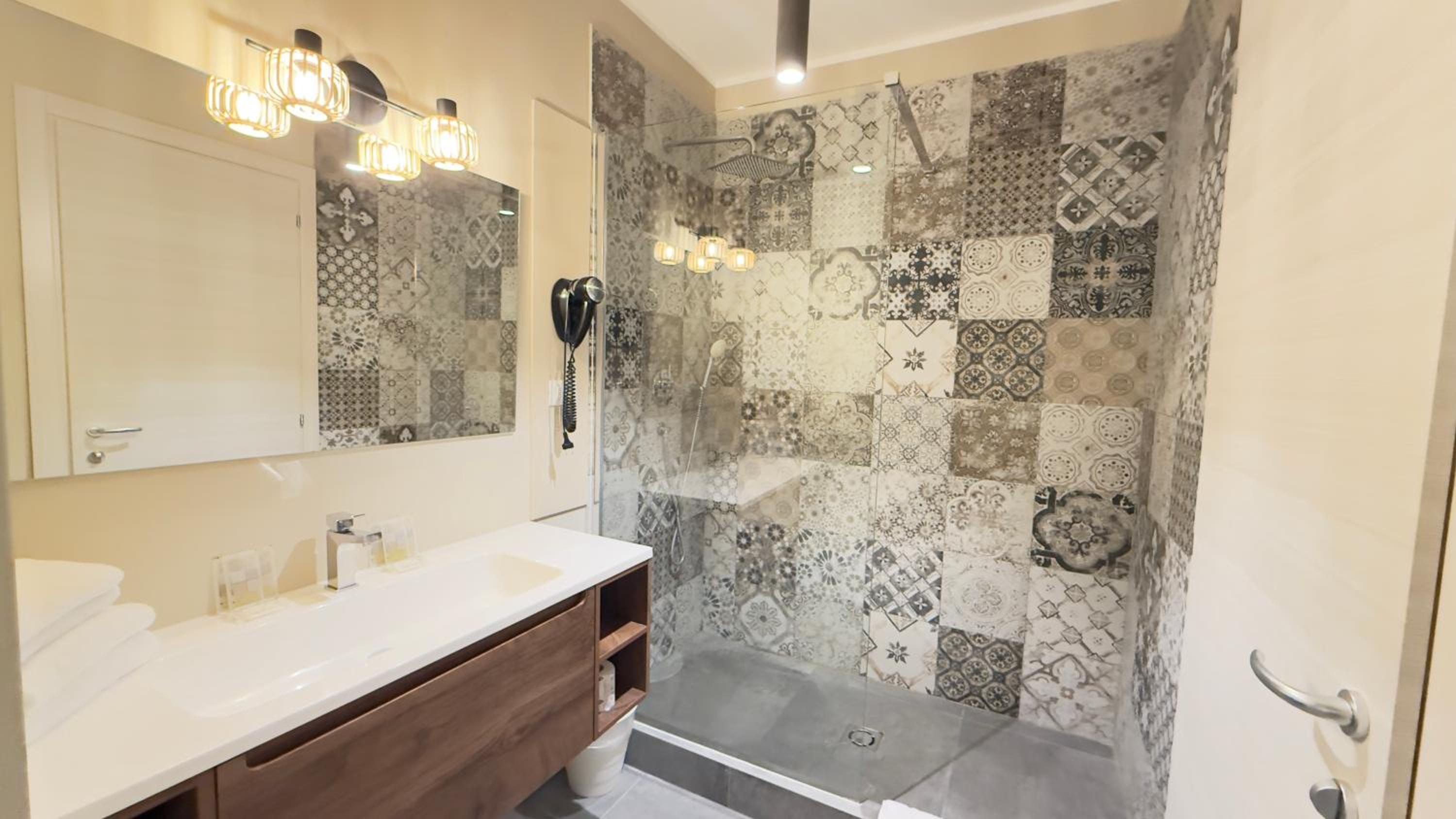 Deluxe Double Room with Shower photo 3