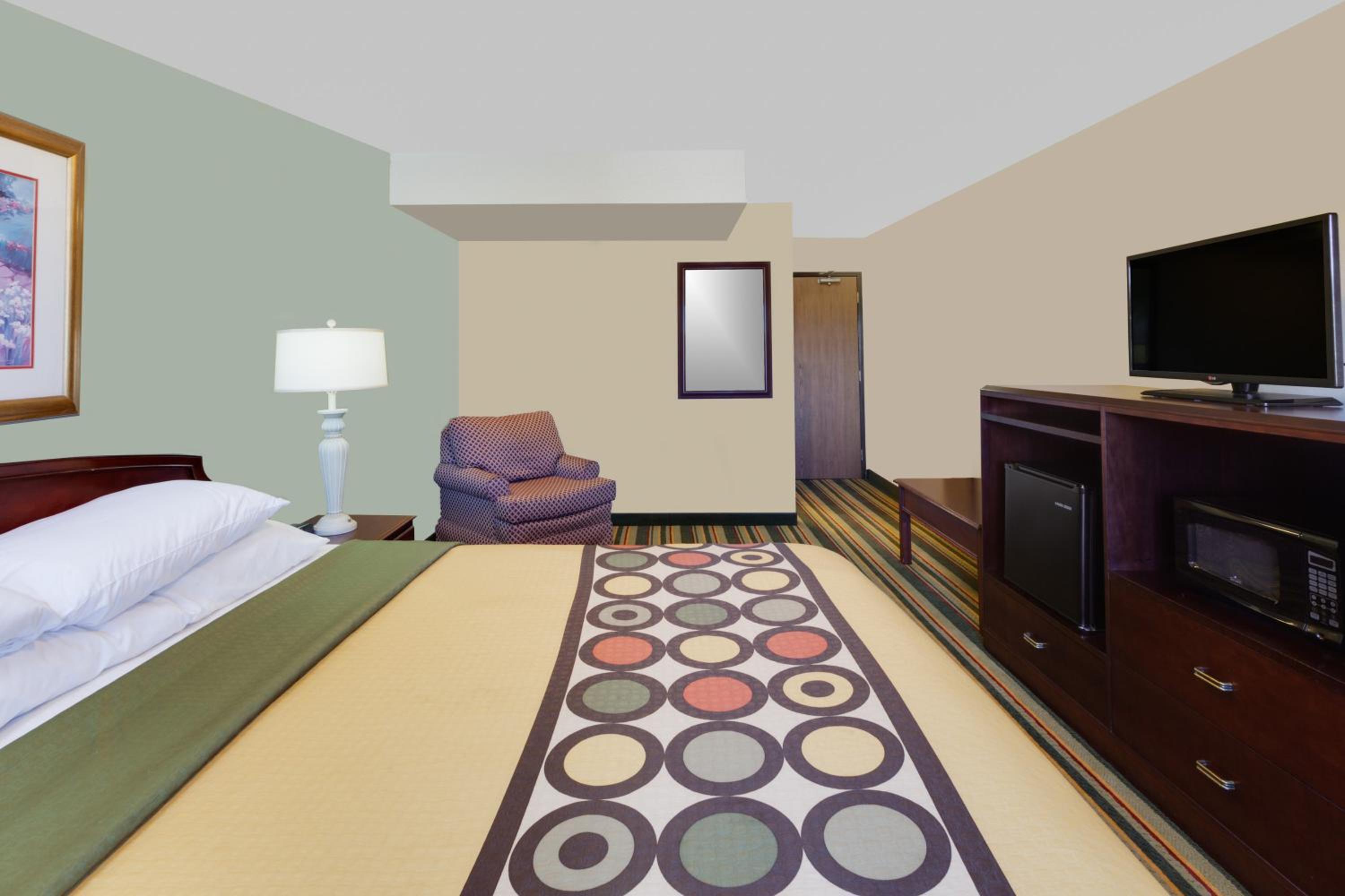 Standard King Room - Non-Smoking  - Photo 6
