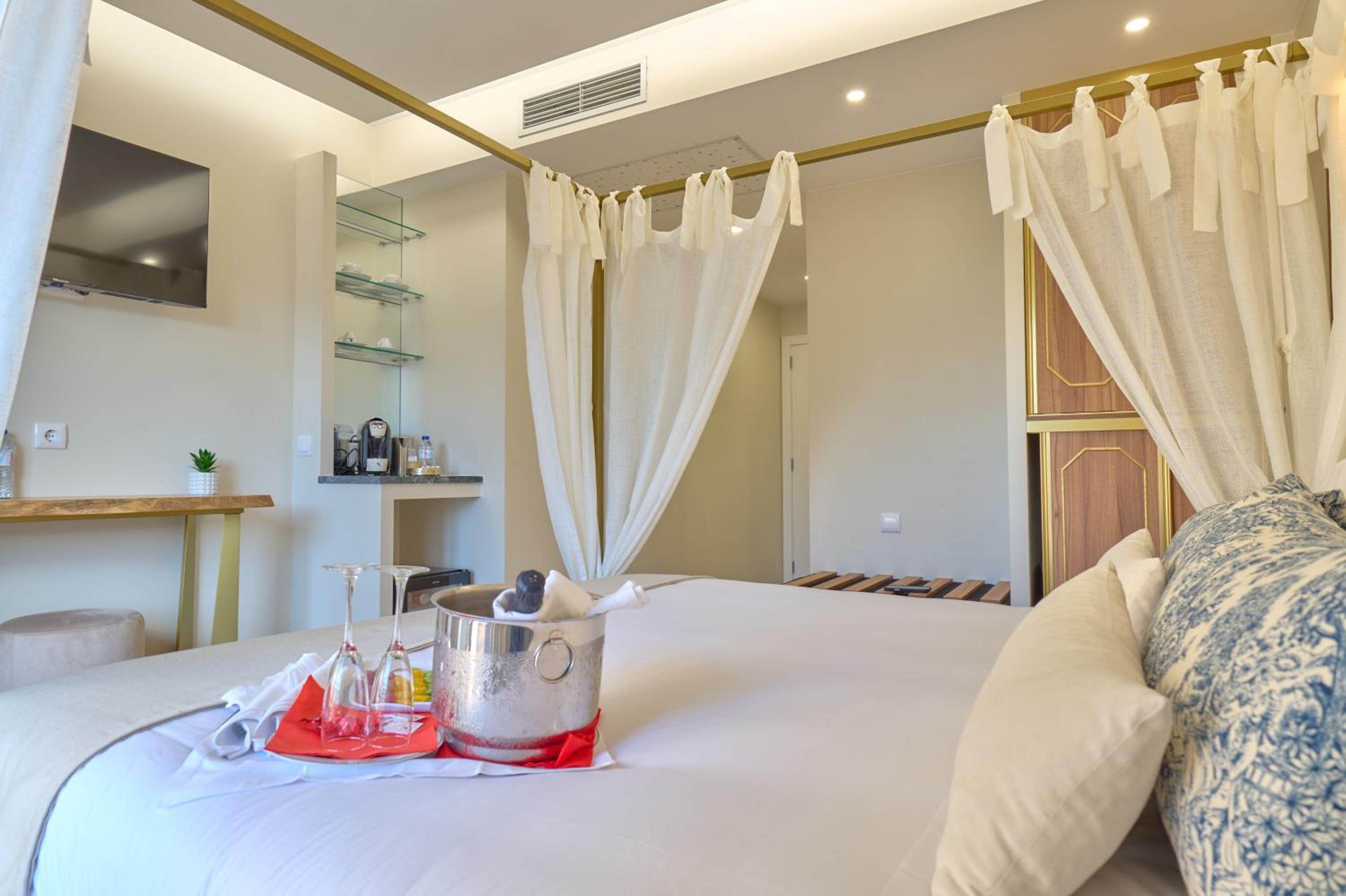 Deluxe Double Room with Balcony - Photo 3