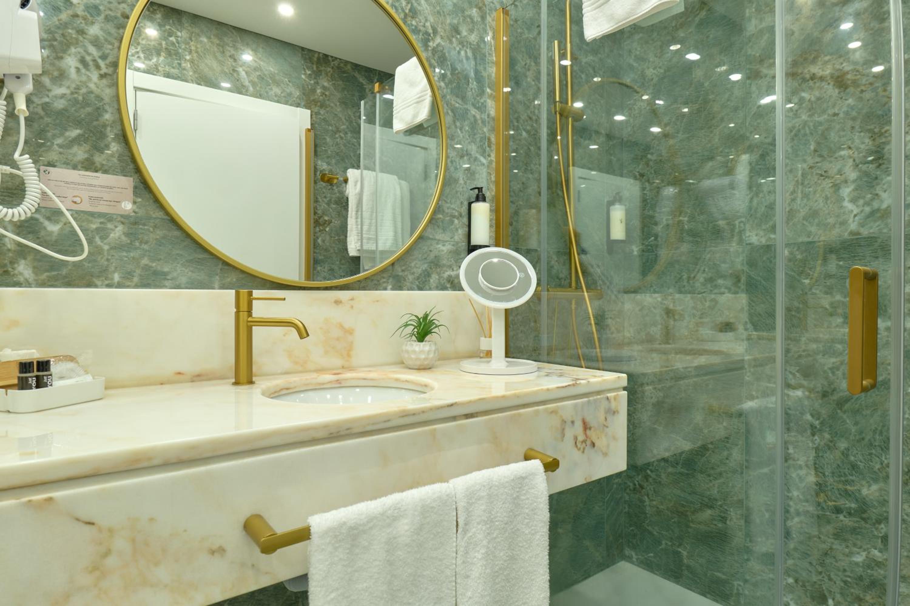 Deluxe Double Room with Balcony - Photo 4