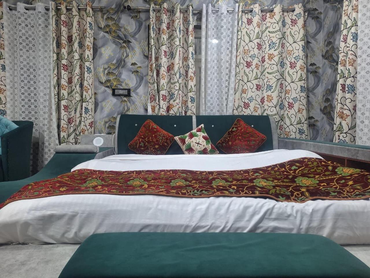 Deluxe Double Room (2 Adults + 1 Child) photo 2