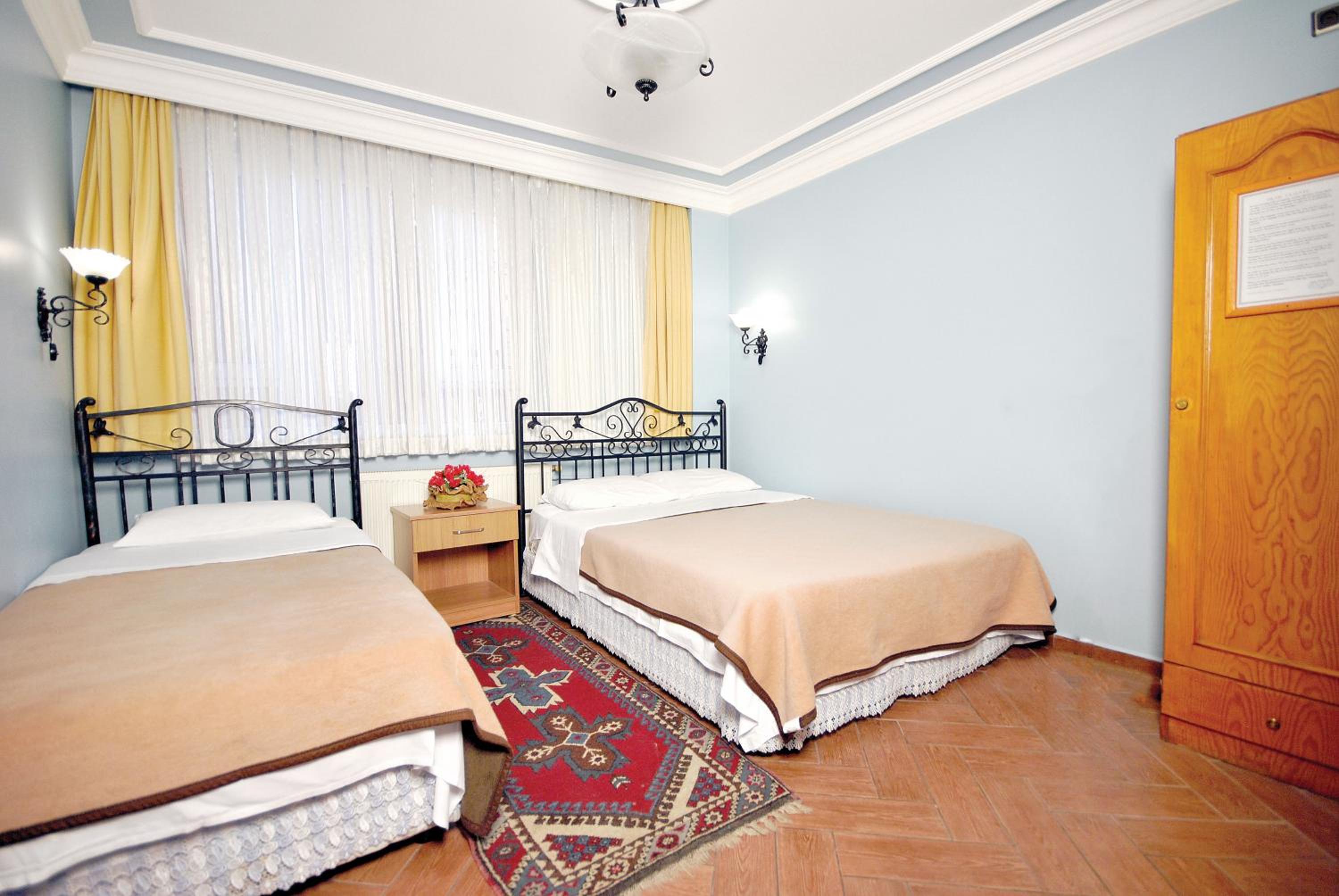 Economy Triple Room photo 2