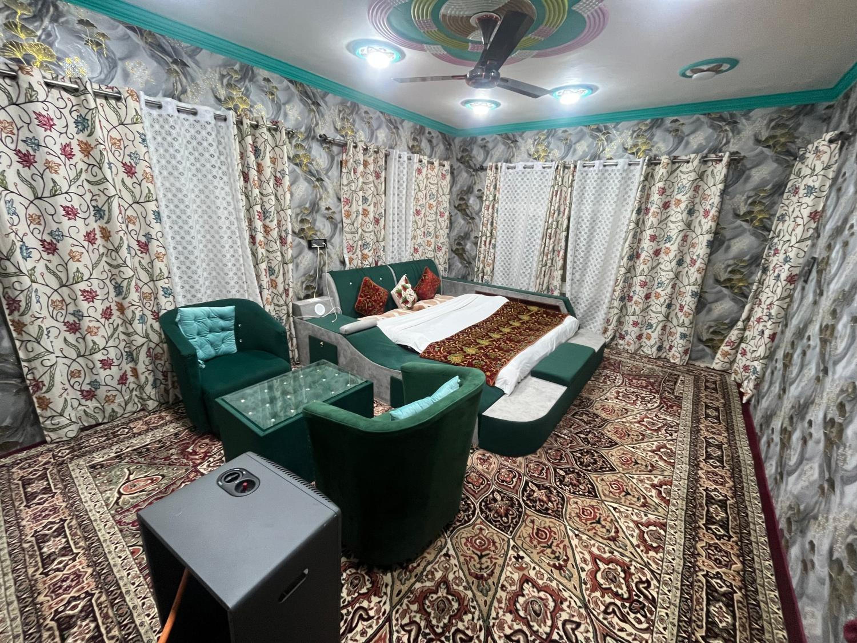 Deluxe Double Room (2 Adults + 1 Child) photo 3