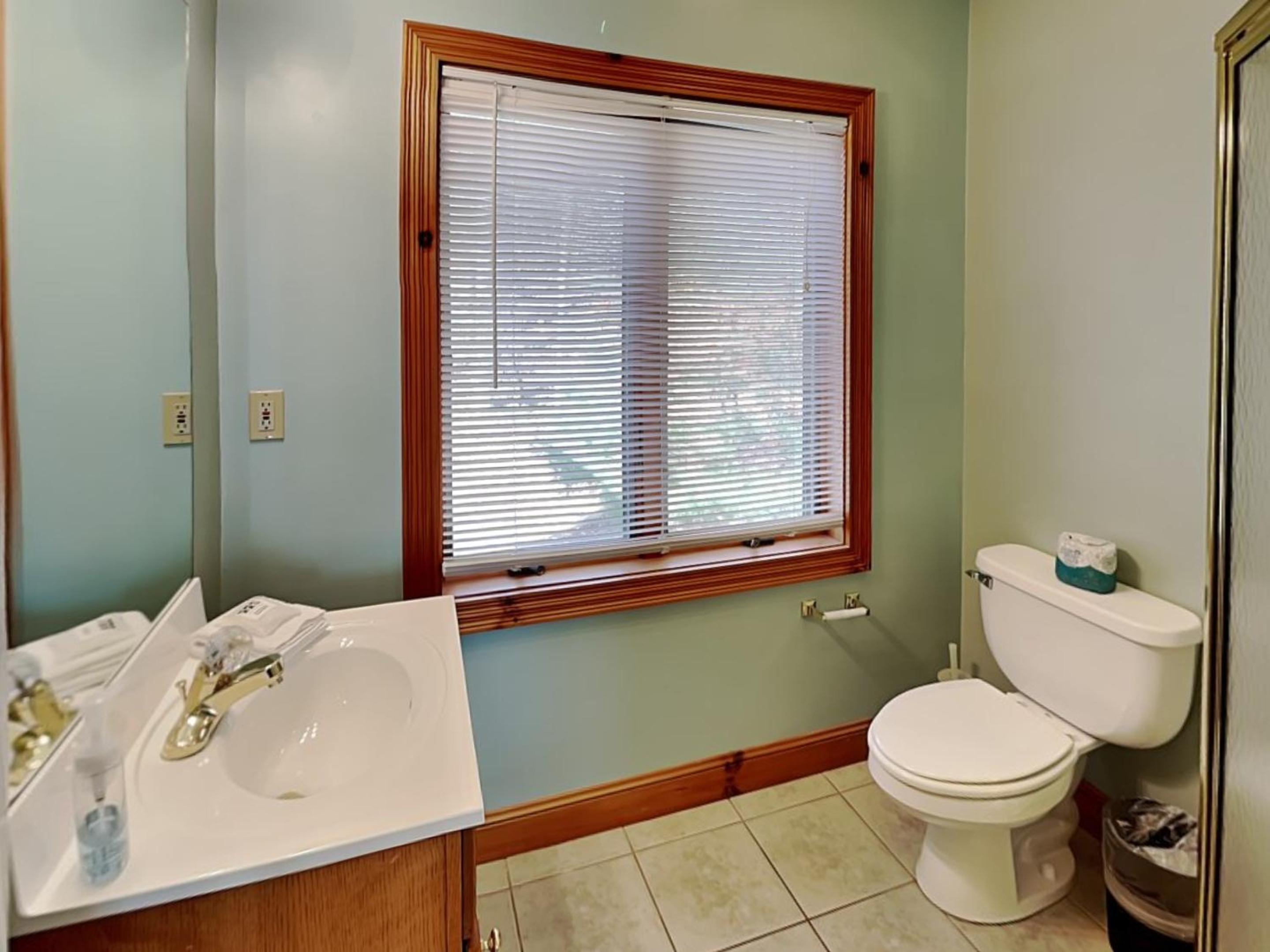 Six-Bedroom House photo 2