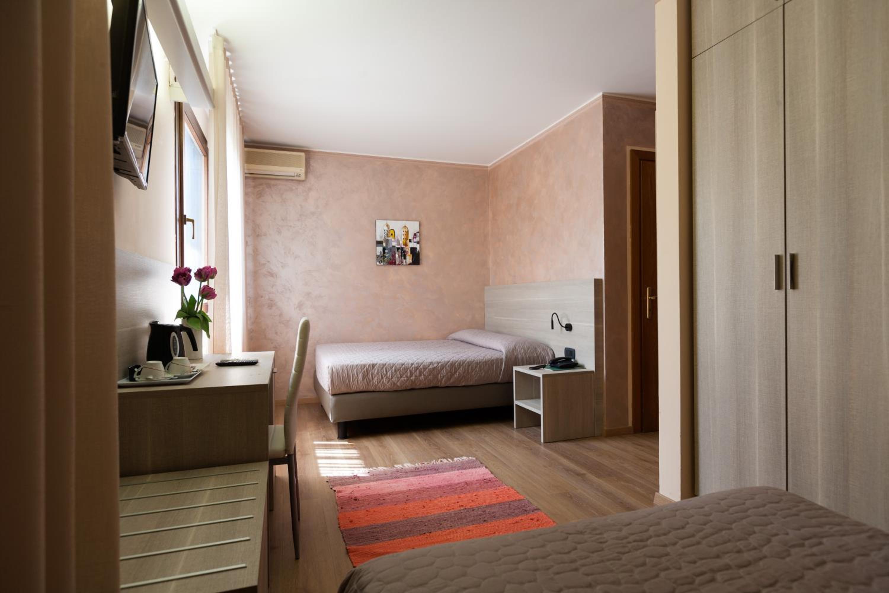 Twin Room - Photo 2