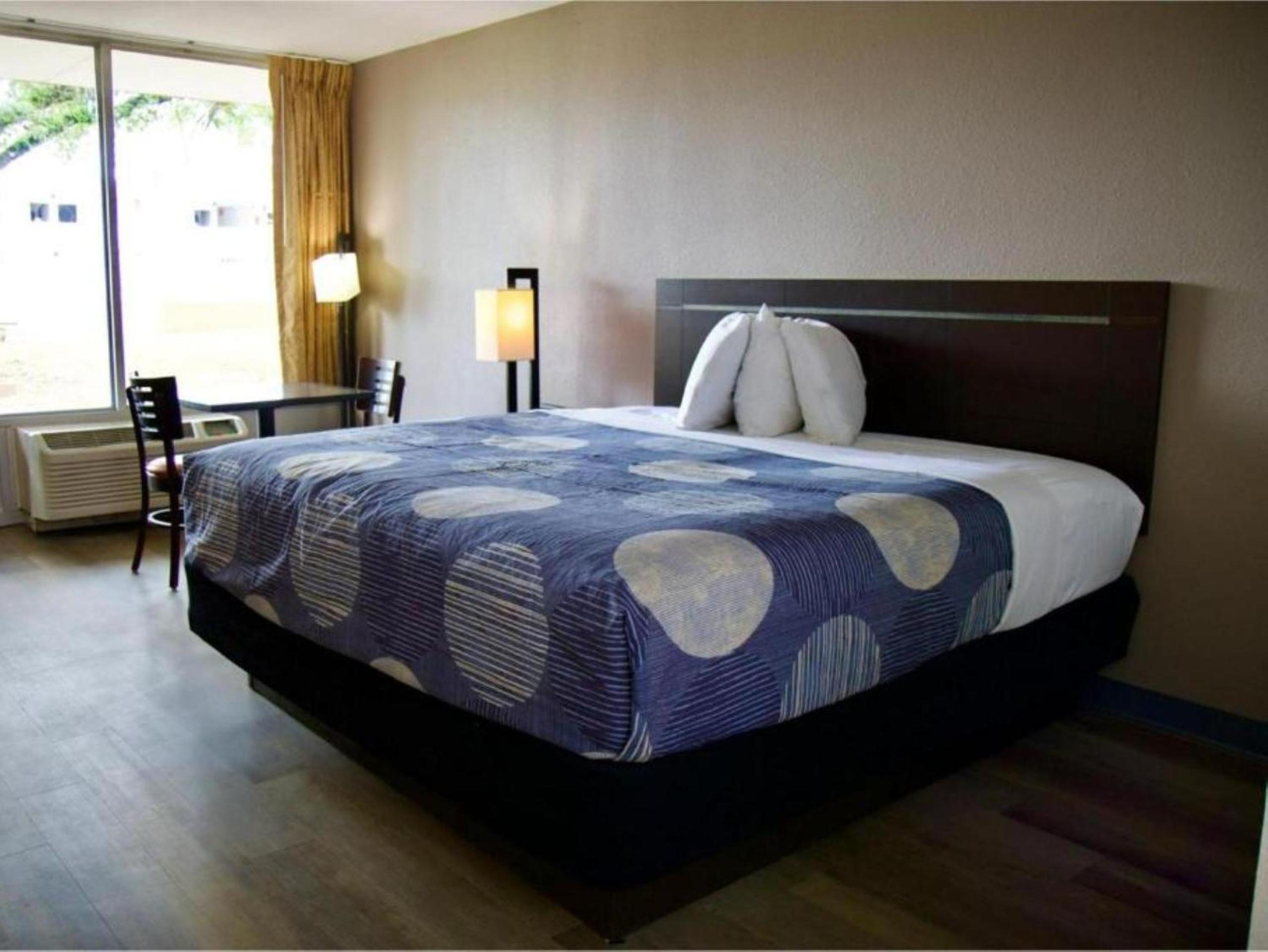 King Bed Non-Smoking - Photo 12