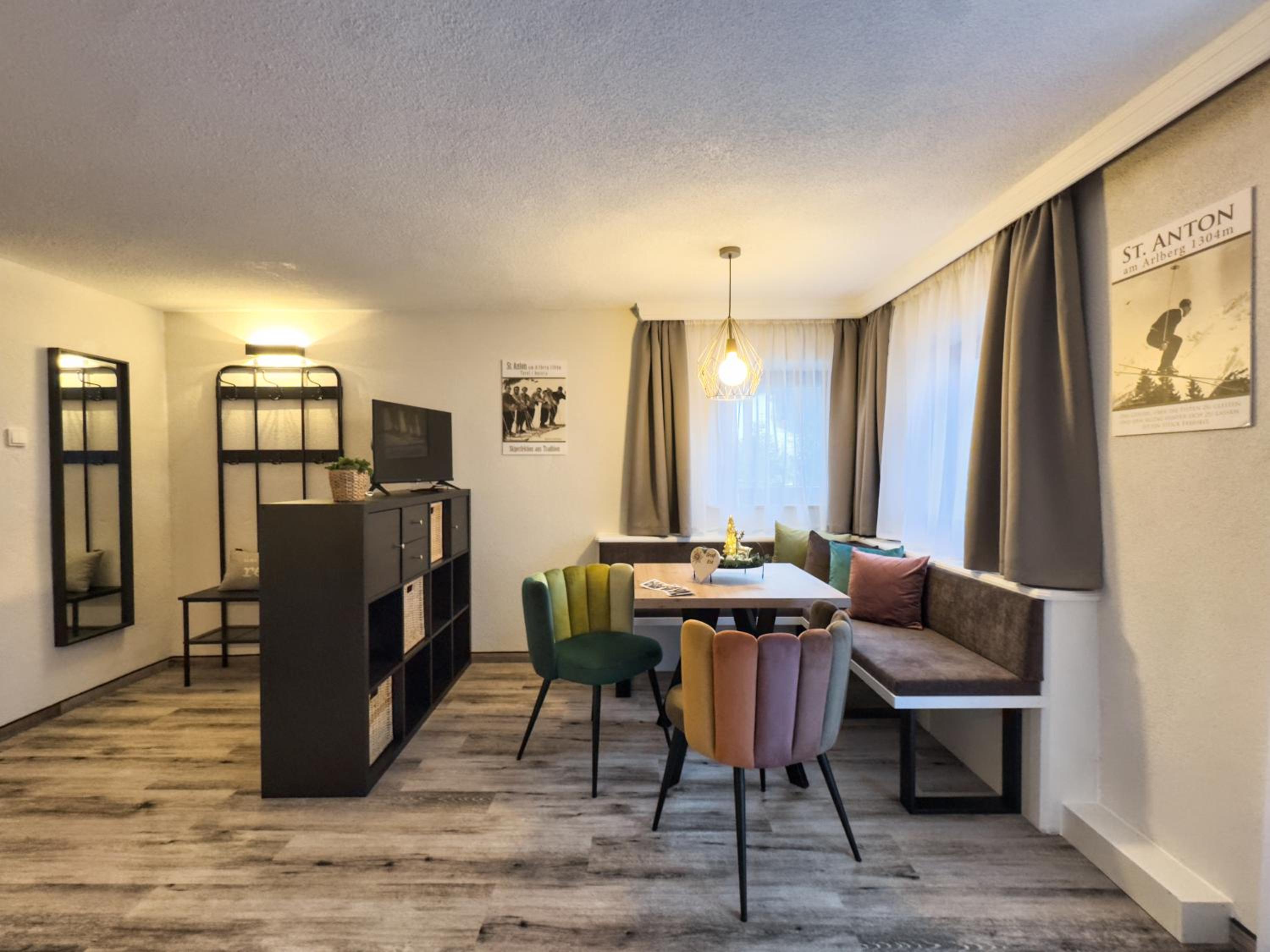 One-Bedroom Apartment with Balcony and Mountain View   photo 2