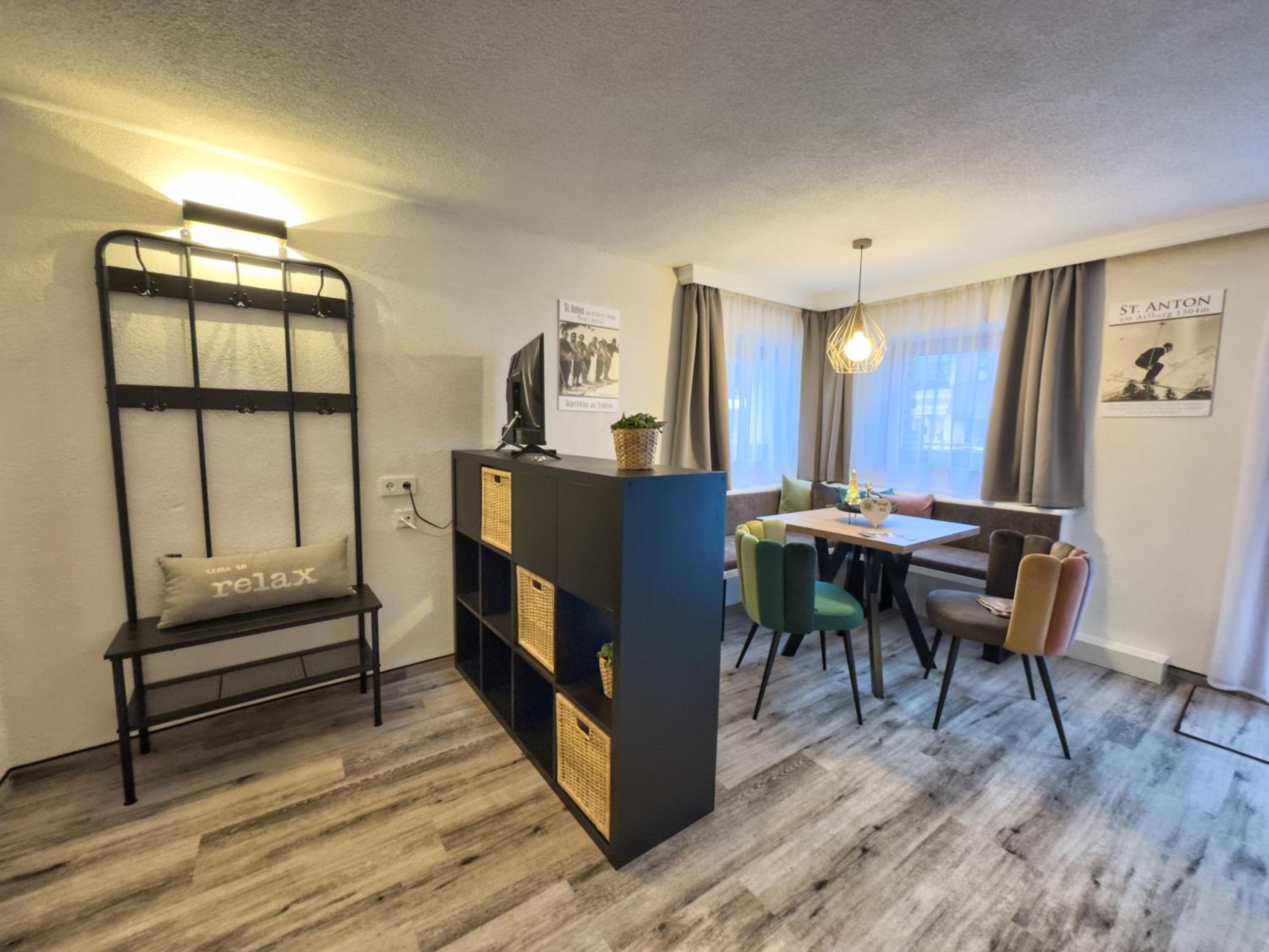One-Bedroom Apartment with Balcony and Mountain View   photo 3