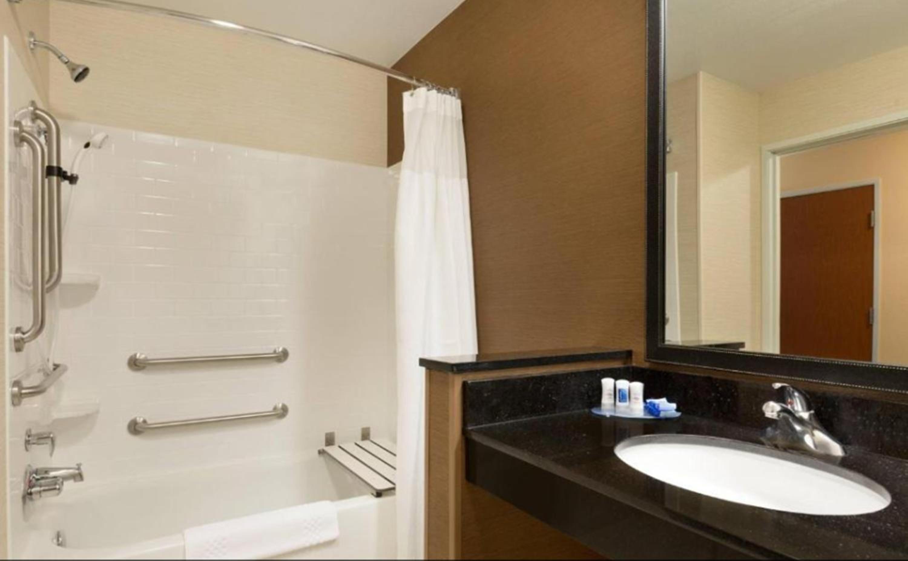 King Suite with Sofa Bed - Non Smoking - Photo 1