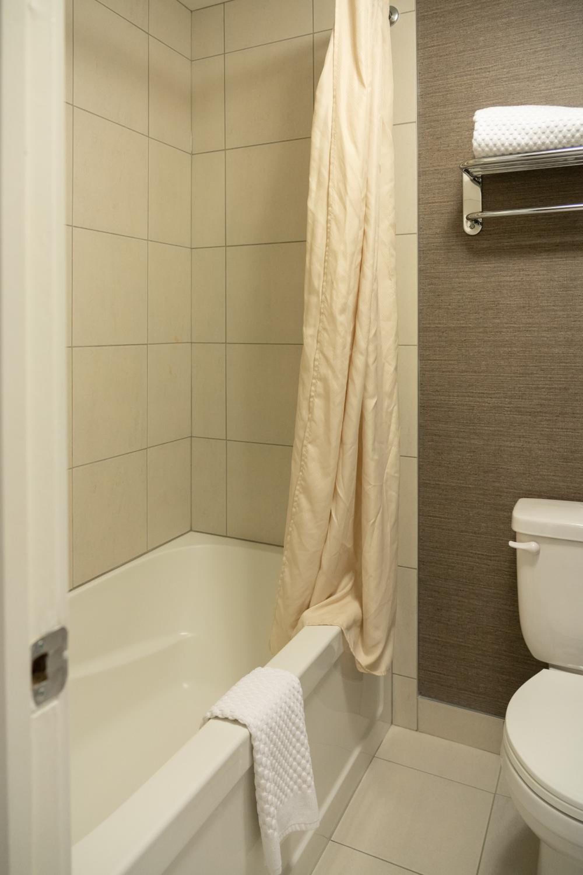 Superior King Suite With Jetted Tub