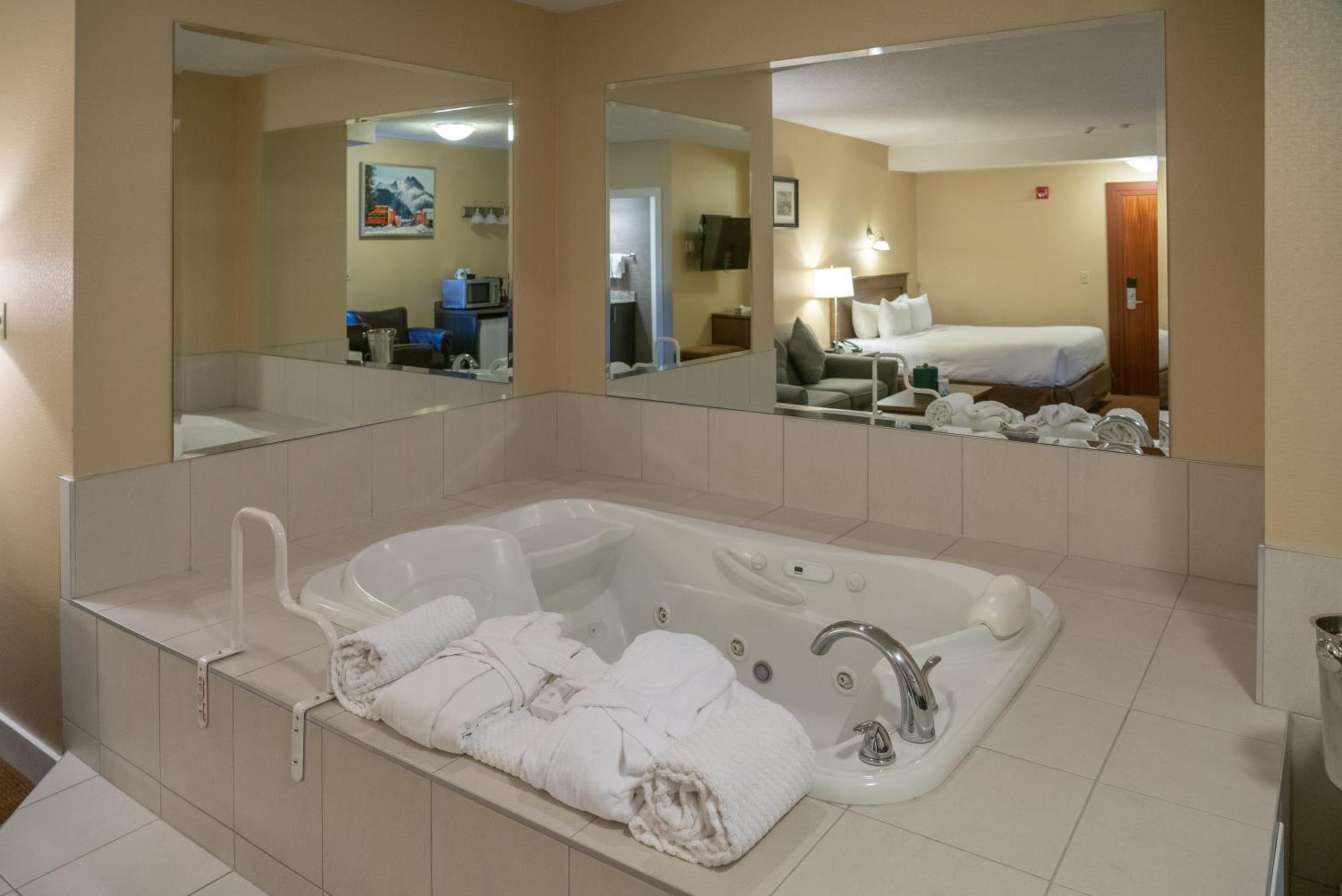 Superior King Suite With Jetted Tub