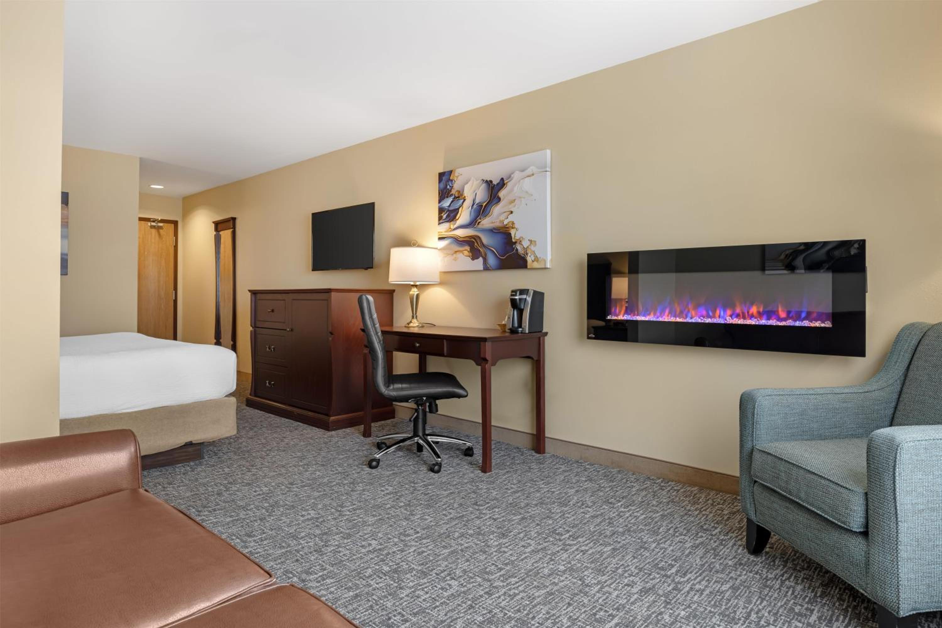 King Suite with Sofa Bed and Fireplace - Non-Smoking  - Photo 3