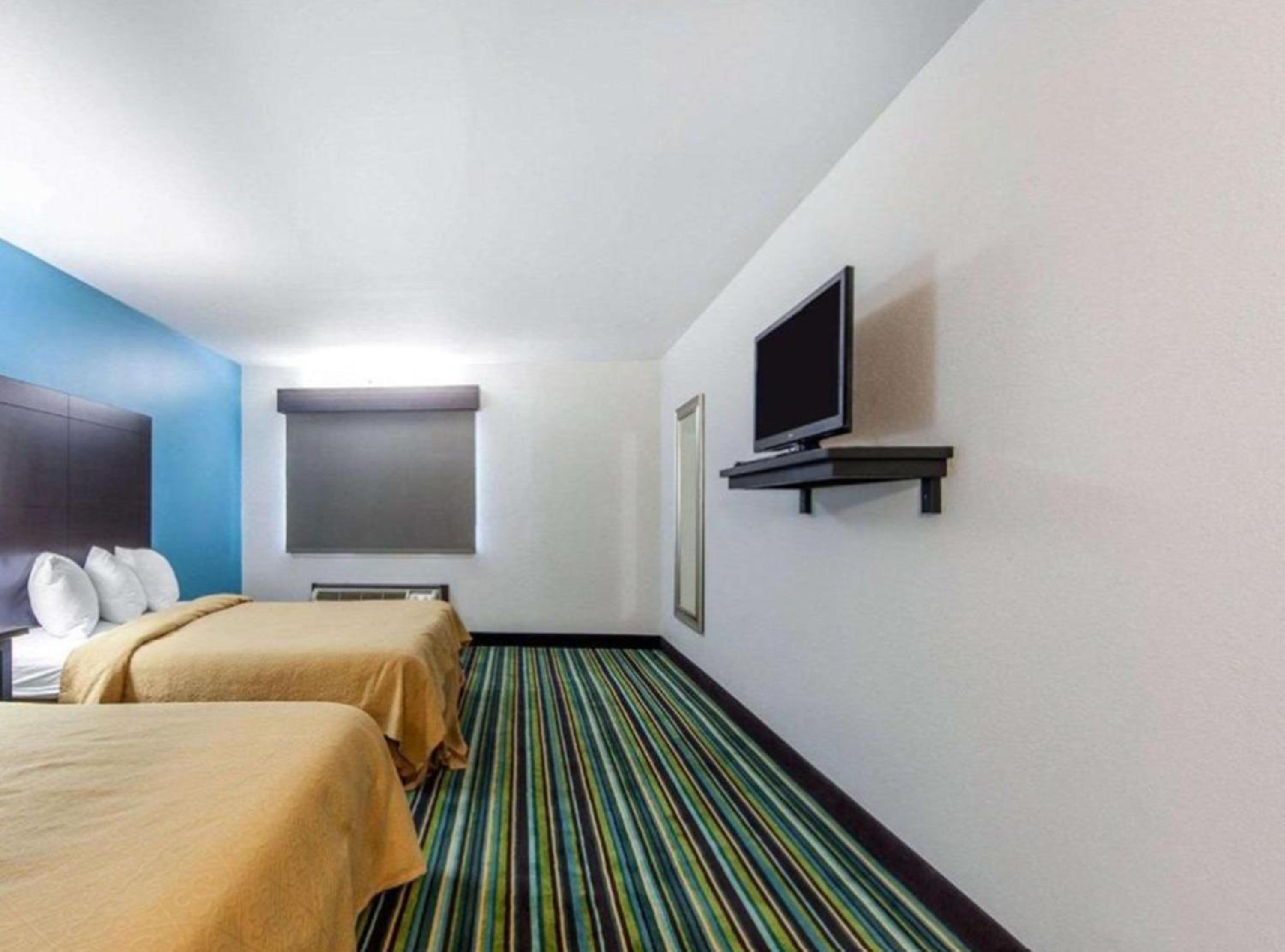King Suite - Accessible/Smoking photo 3
