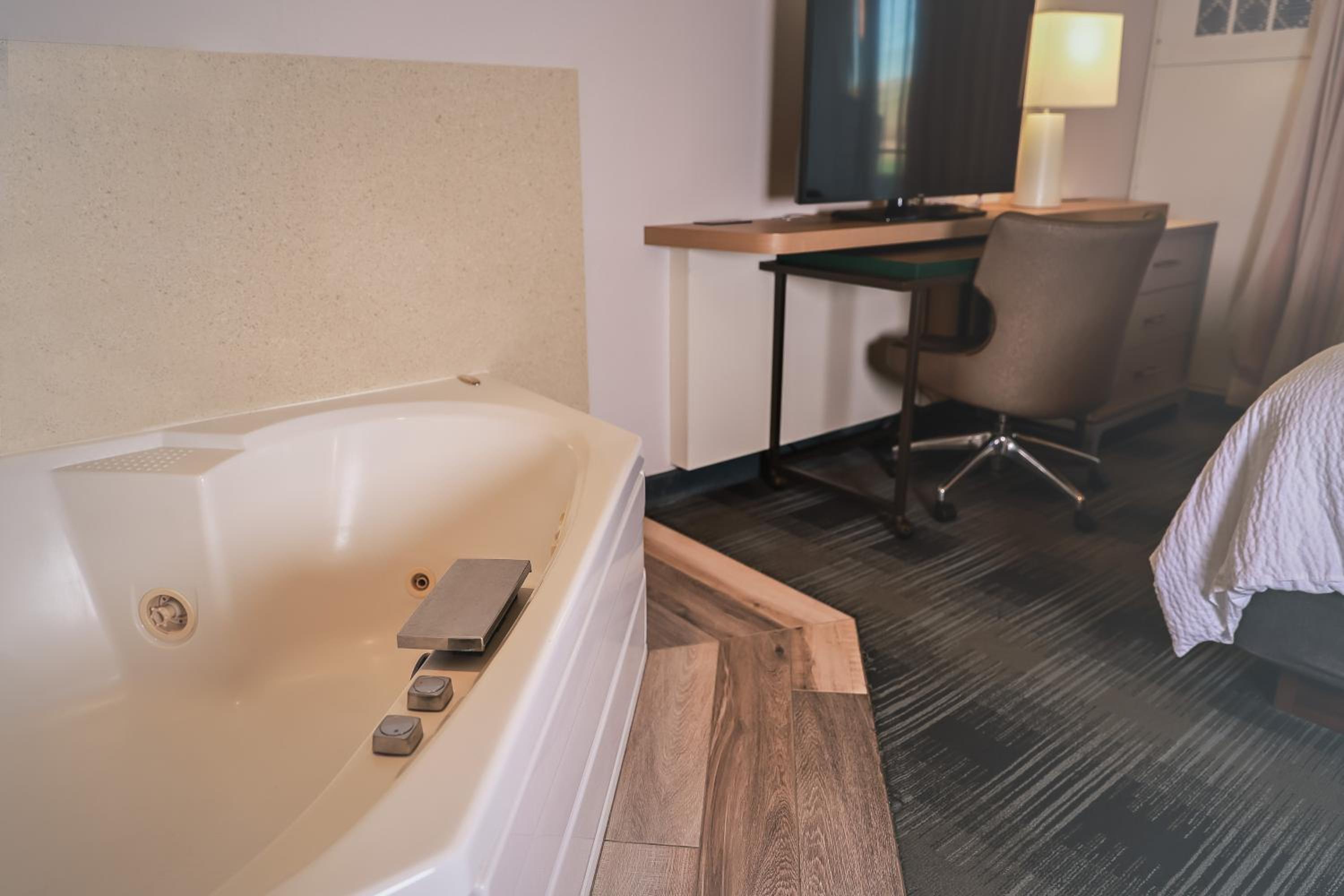 King Suite with Spa Bath photo 2