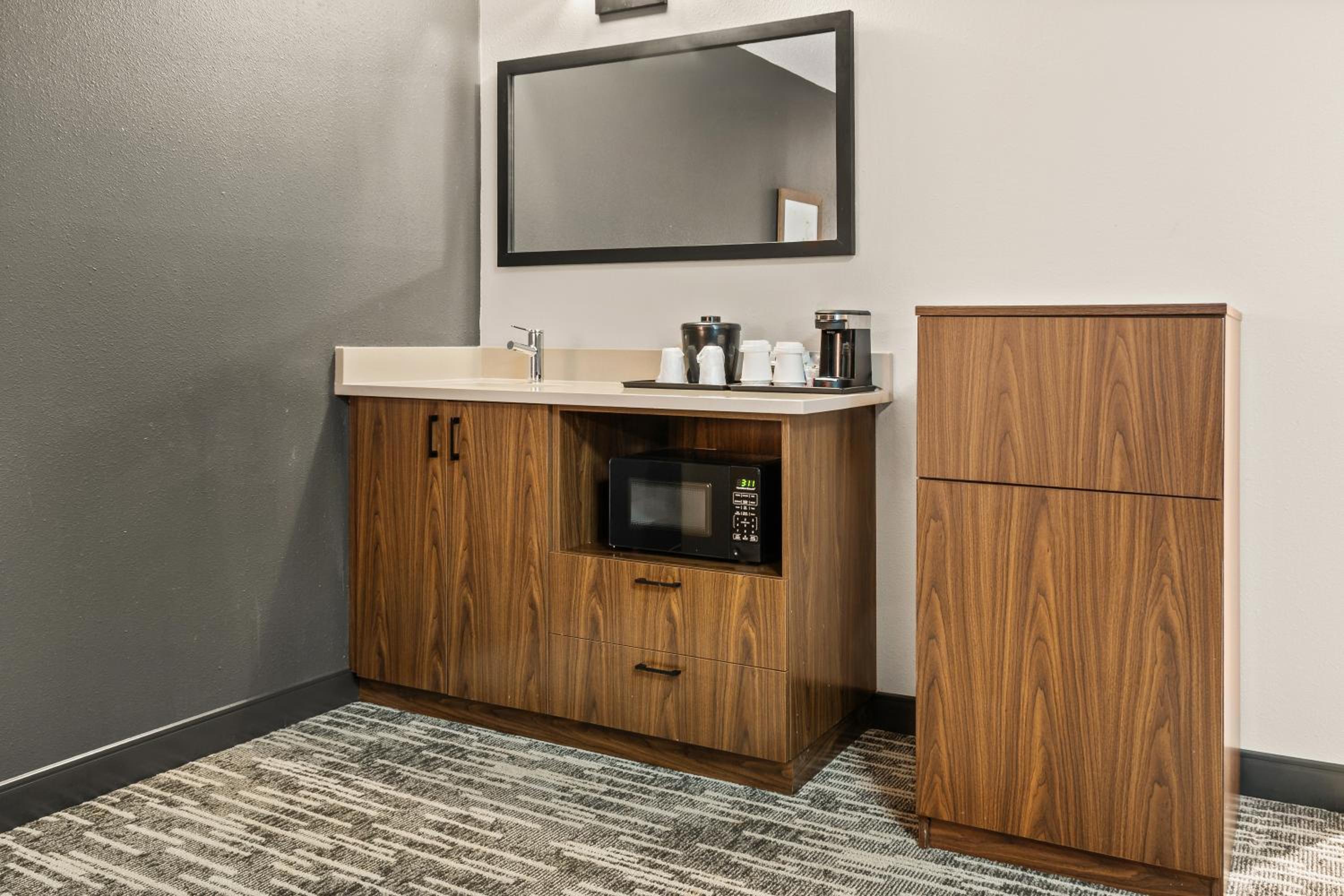 Efficiency King Suite - Accessible/Non-Smoking