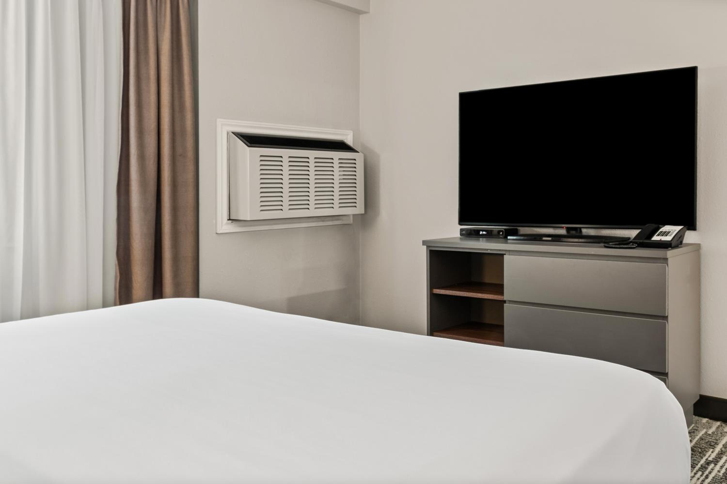 Efficiency King Suite - Accessible/Non-Smoking thumbnail 5