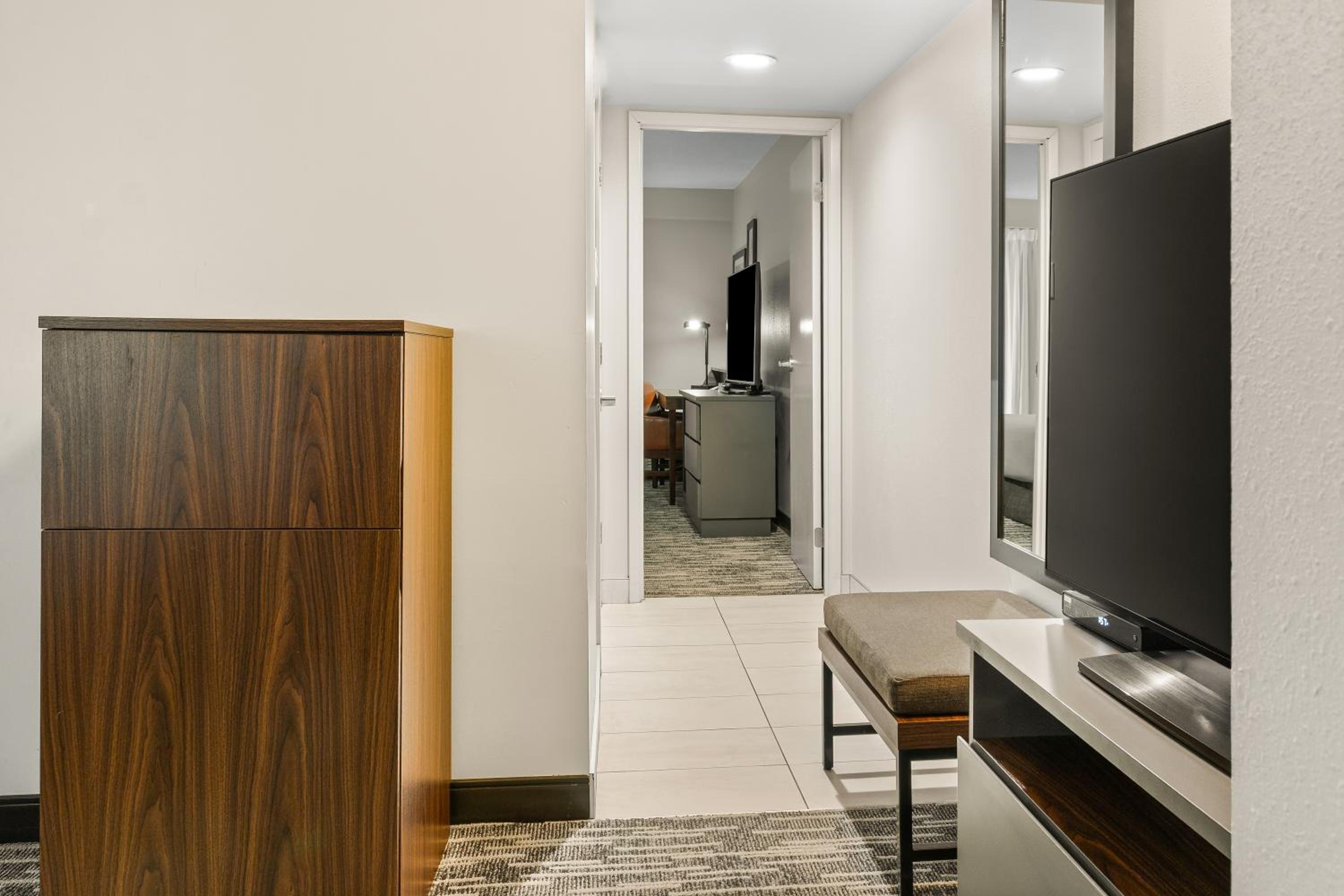 Efficiency King Suite with Roll-In Shower - Disability Access/Non Smoking - Photo 8