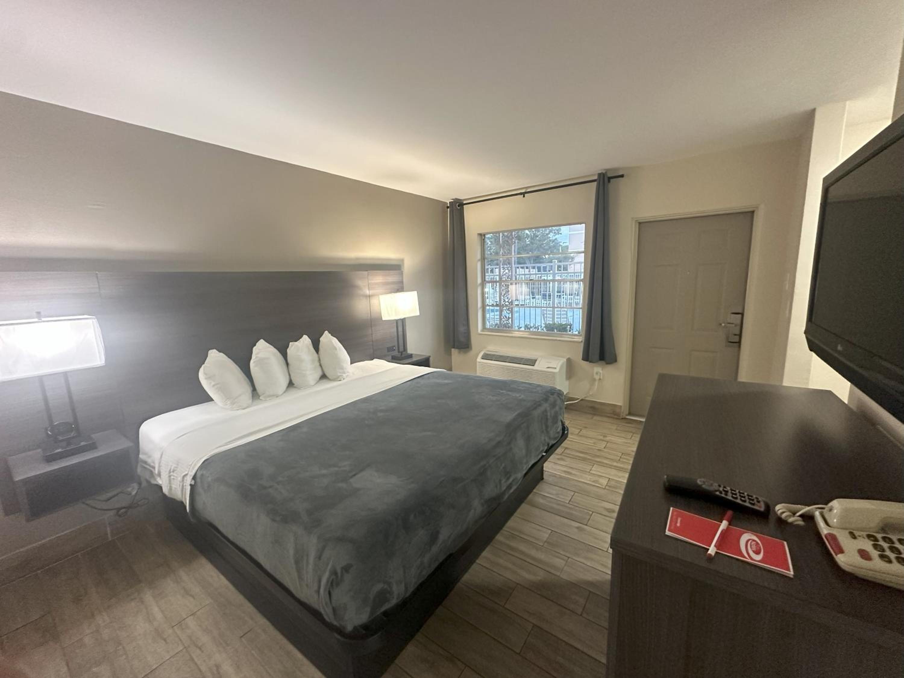 King Room - Non Smoking - Photo 2