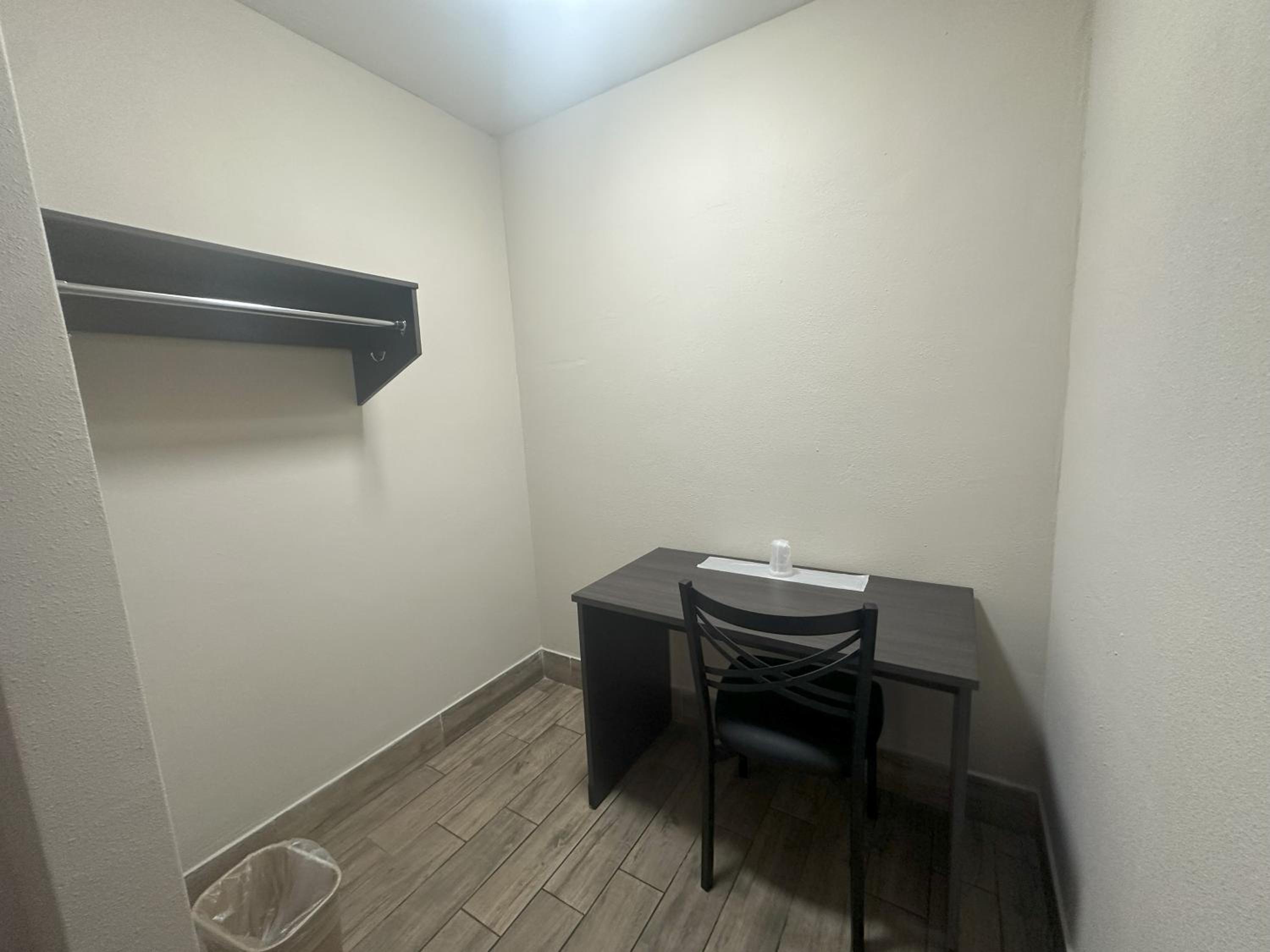 King Room - Non Smoking - Photo 3