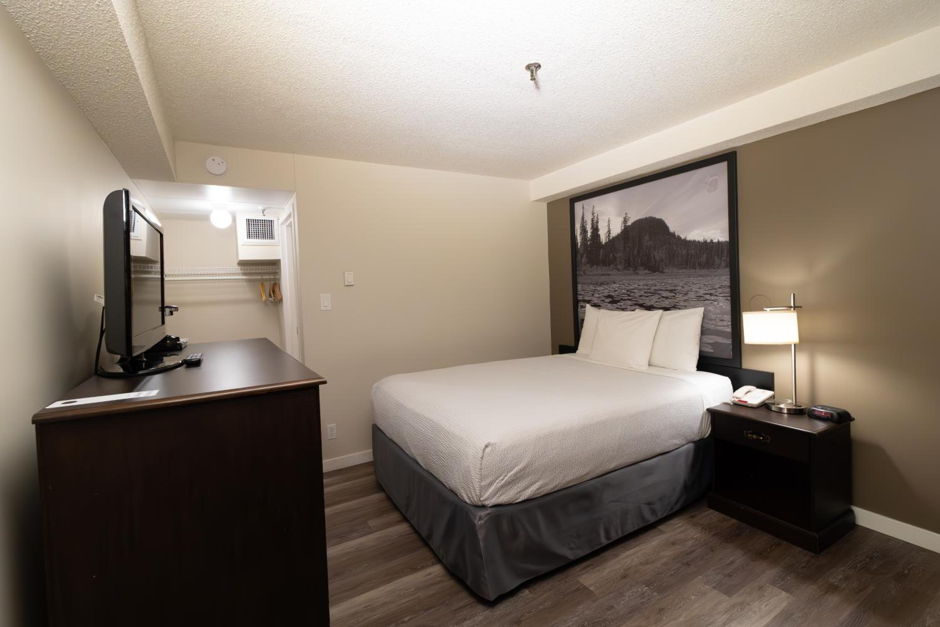 Deluxe Queen Room - Non-Smoking - Photo 4